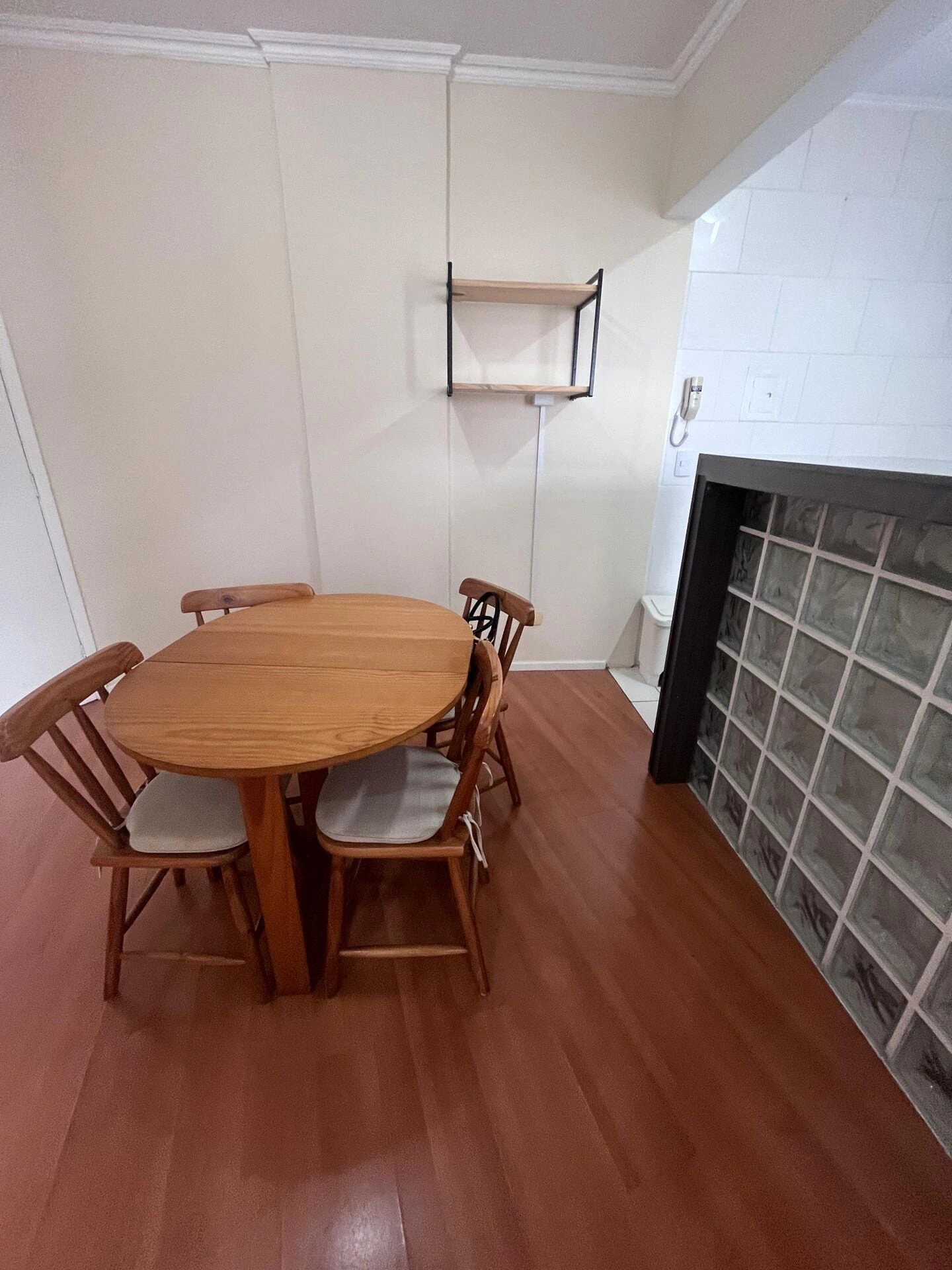 2-bedroom apartment with wood or laminate floors in Curitiba — photo 2