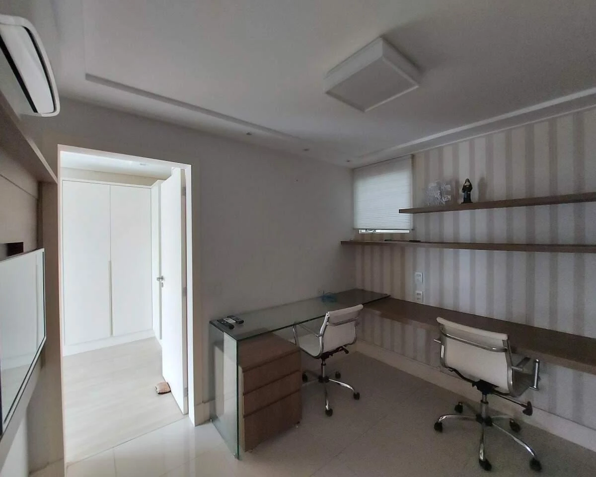Квартира 149 м² с застеклённым балконом и грилем на балконе — photo 33
