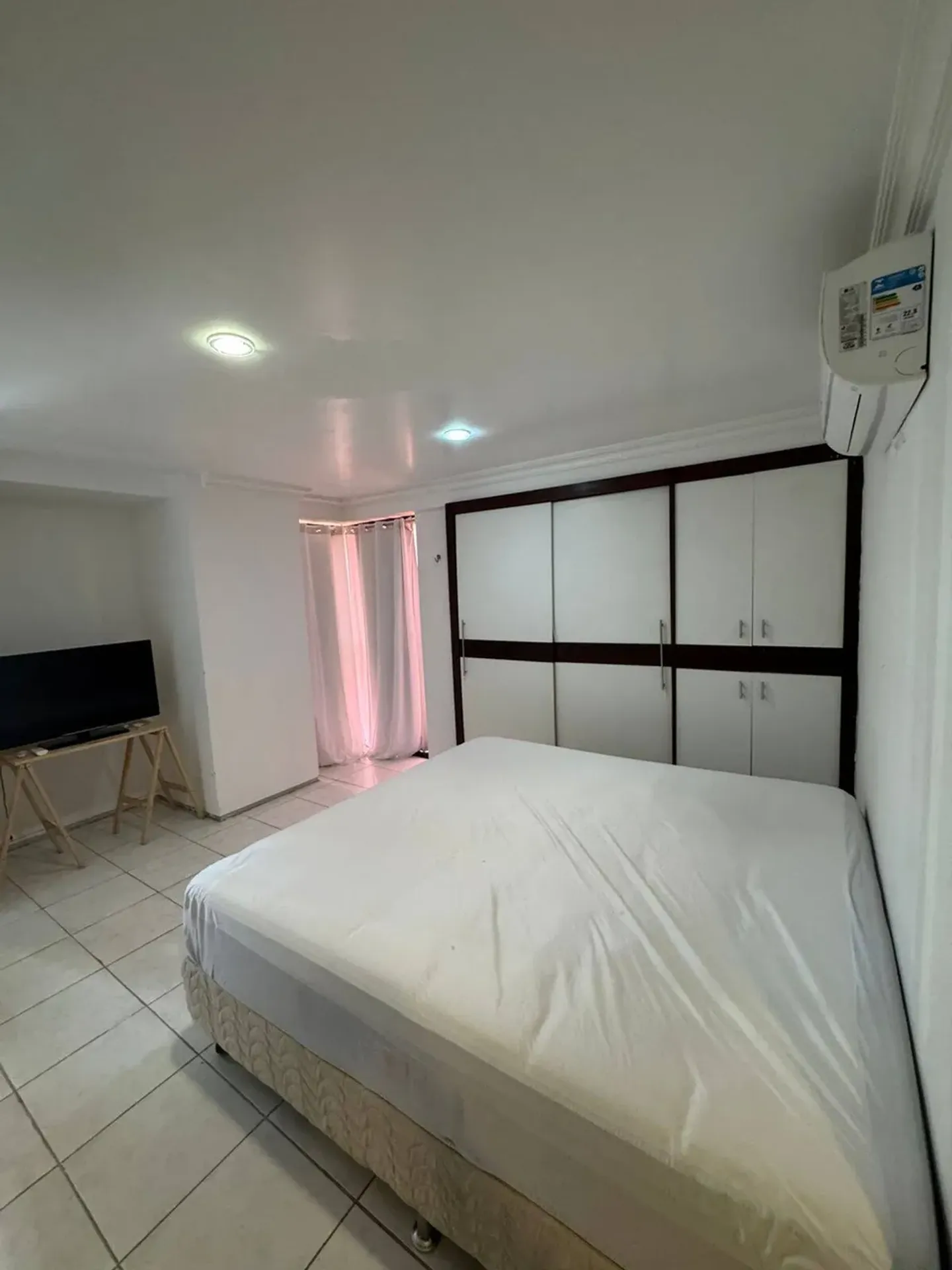 4-bedroom apartment in a building with a pool — photo 3