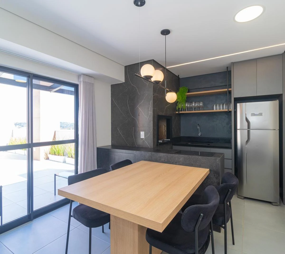 2-bedroom apartment in a building with a gym — photo 16