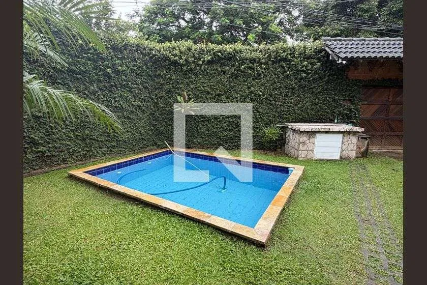 Balcony with a grill in a one-bedroom house, 75 m² — photo 4