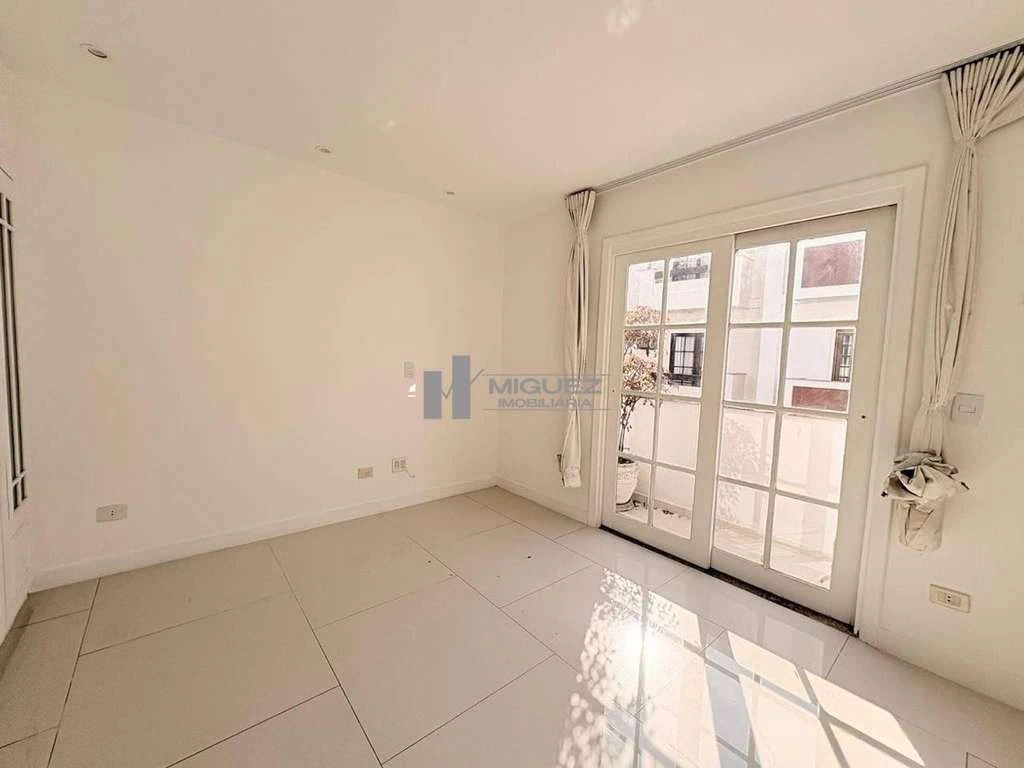 273 m² triplex house with 3 parking spaces and 5 baths — photo 12