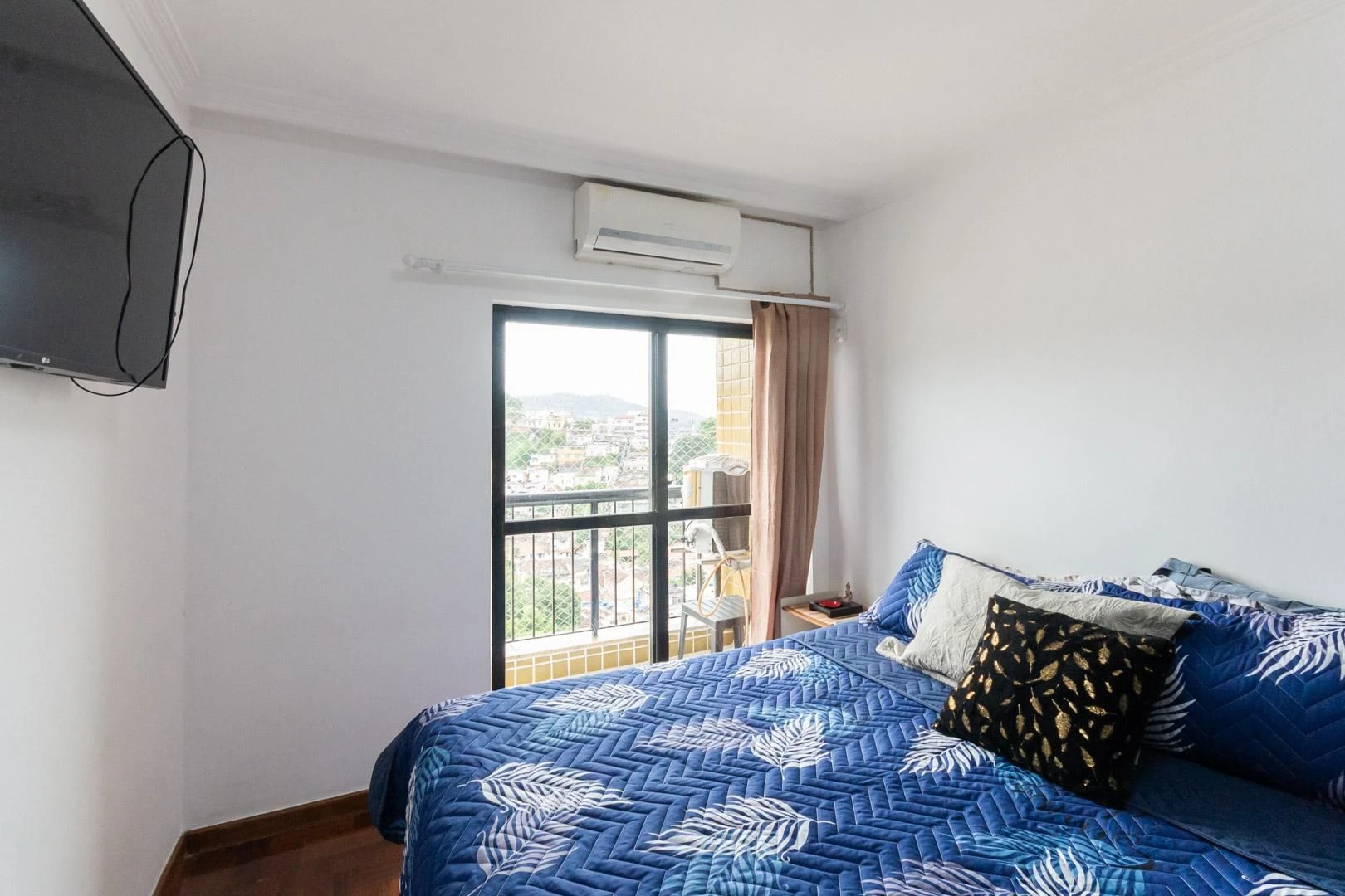 4-bedroom apartment with a mountain view in Rio de Janeiro — photo 4