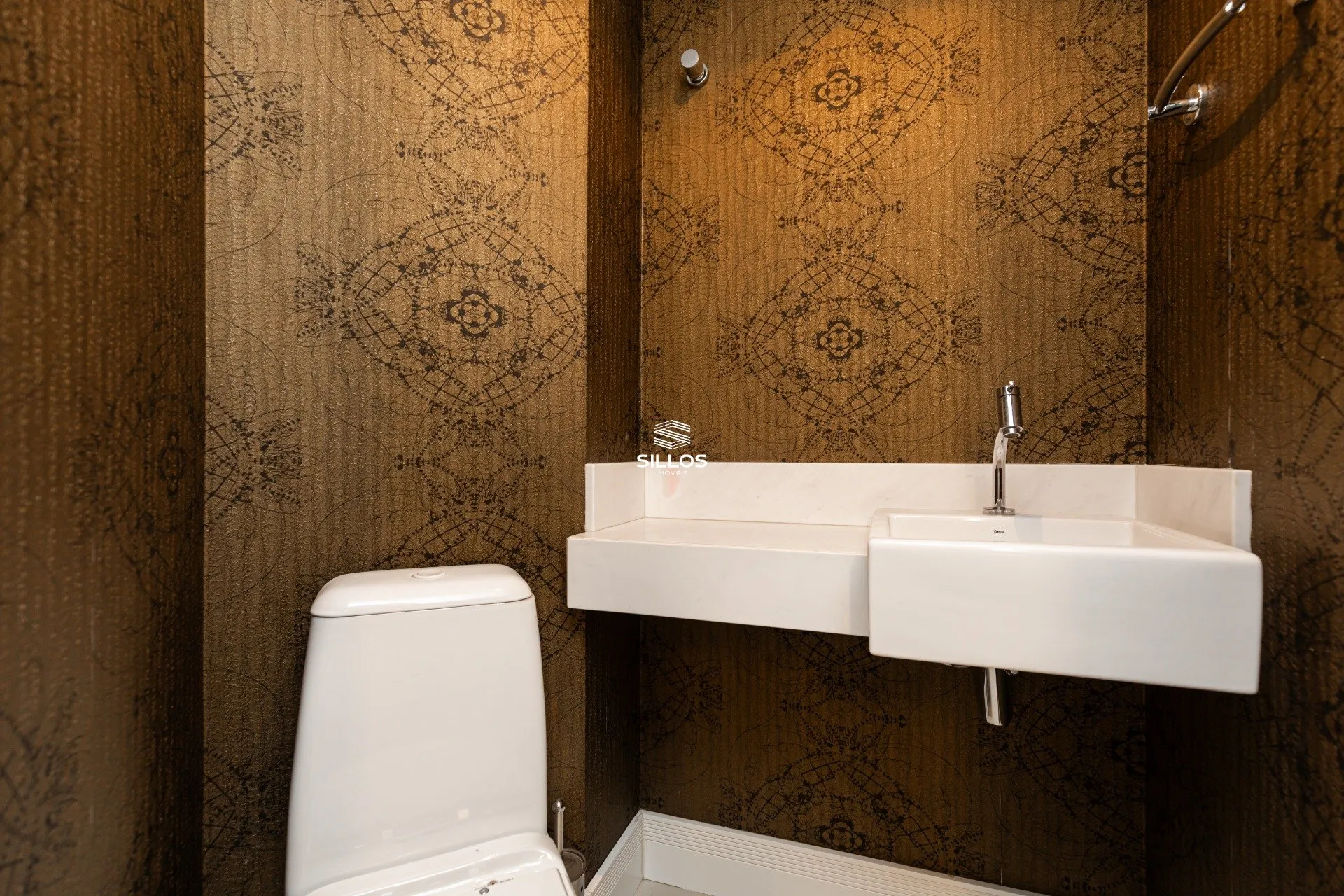 121 m² apartment with a glass-enclosed balcony and a bathtub — photo 32