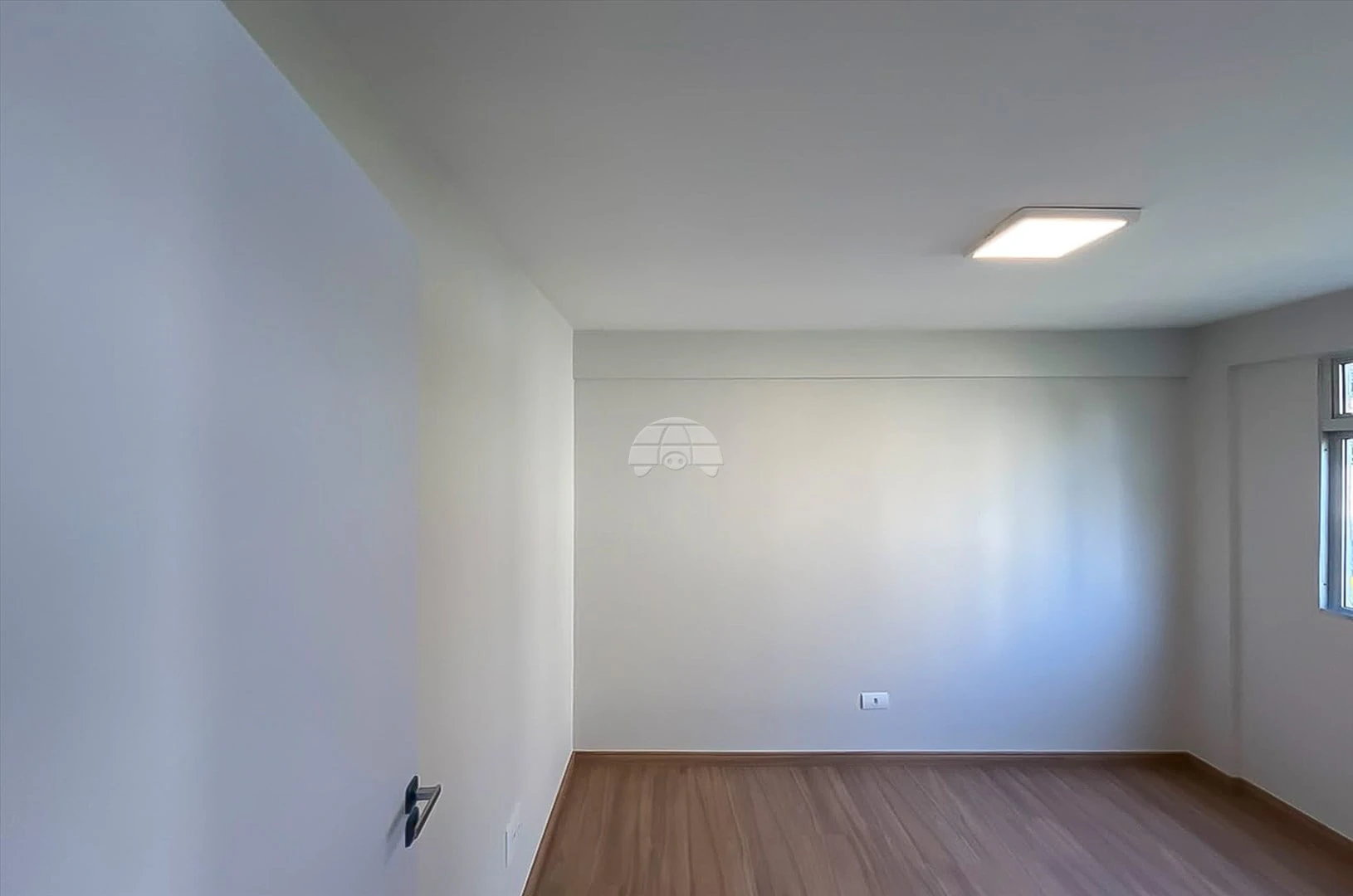 Wood or laminate floors in a 3-bedroom apartment, 50 m² — photo 5