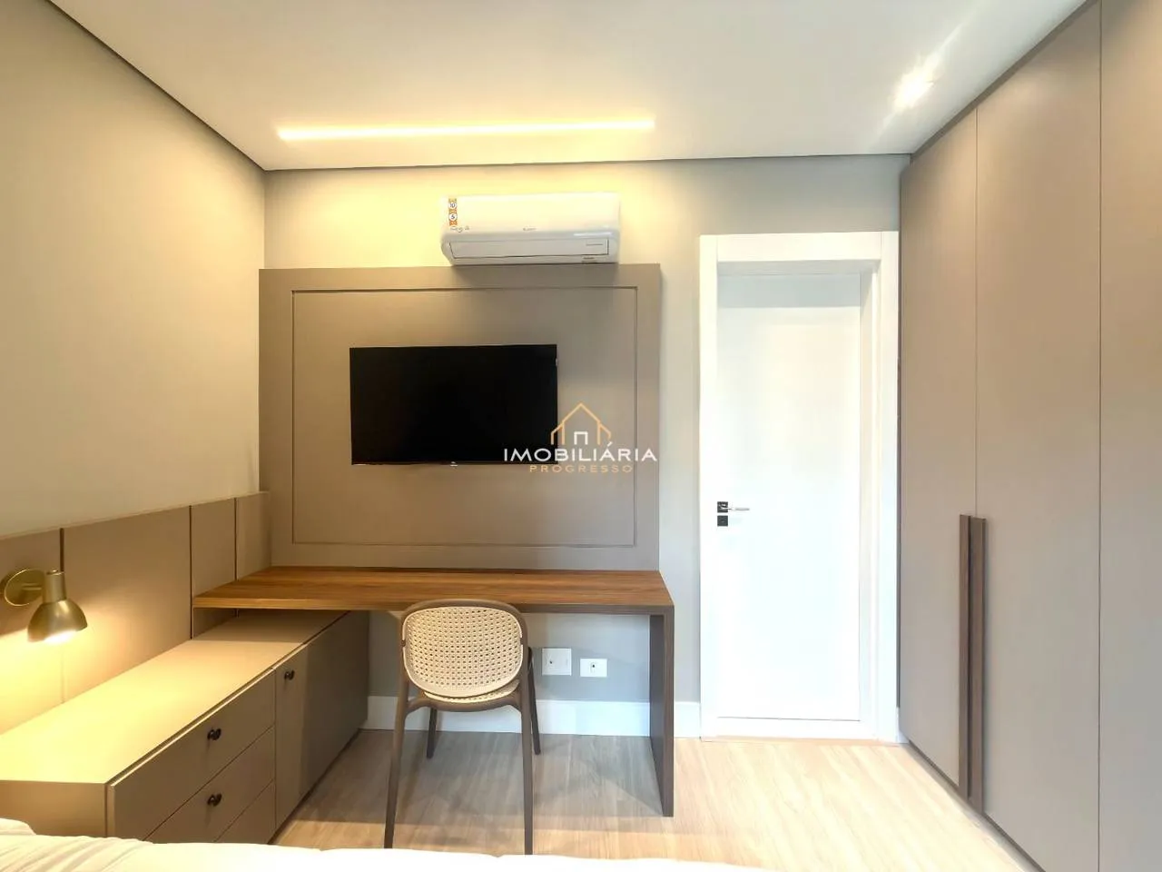 Floor-to-ceiling windows in a 3-bedroom apartment, 138 m² — photo 61