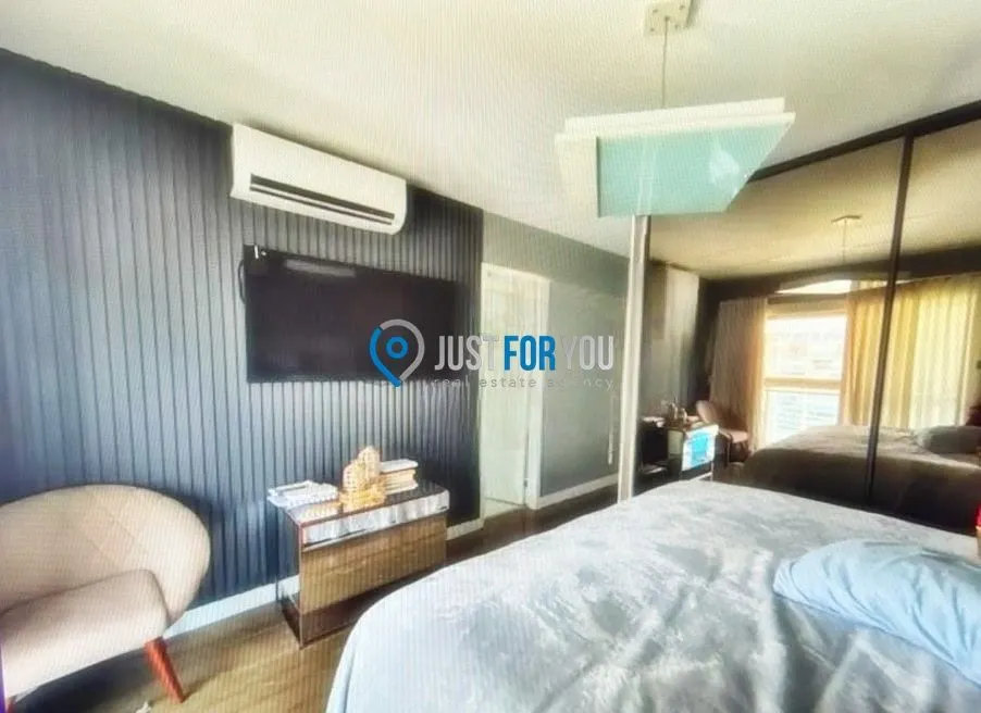 4-bedroom apartment in a building with a pool — photo 7