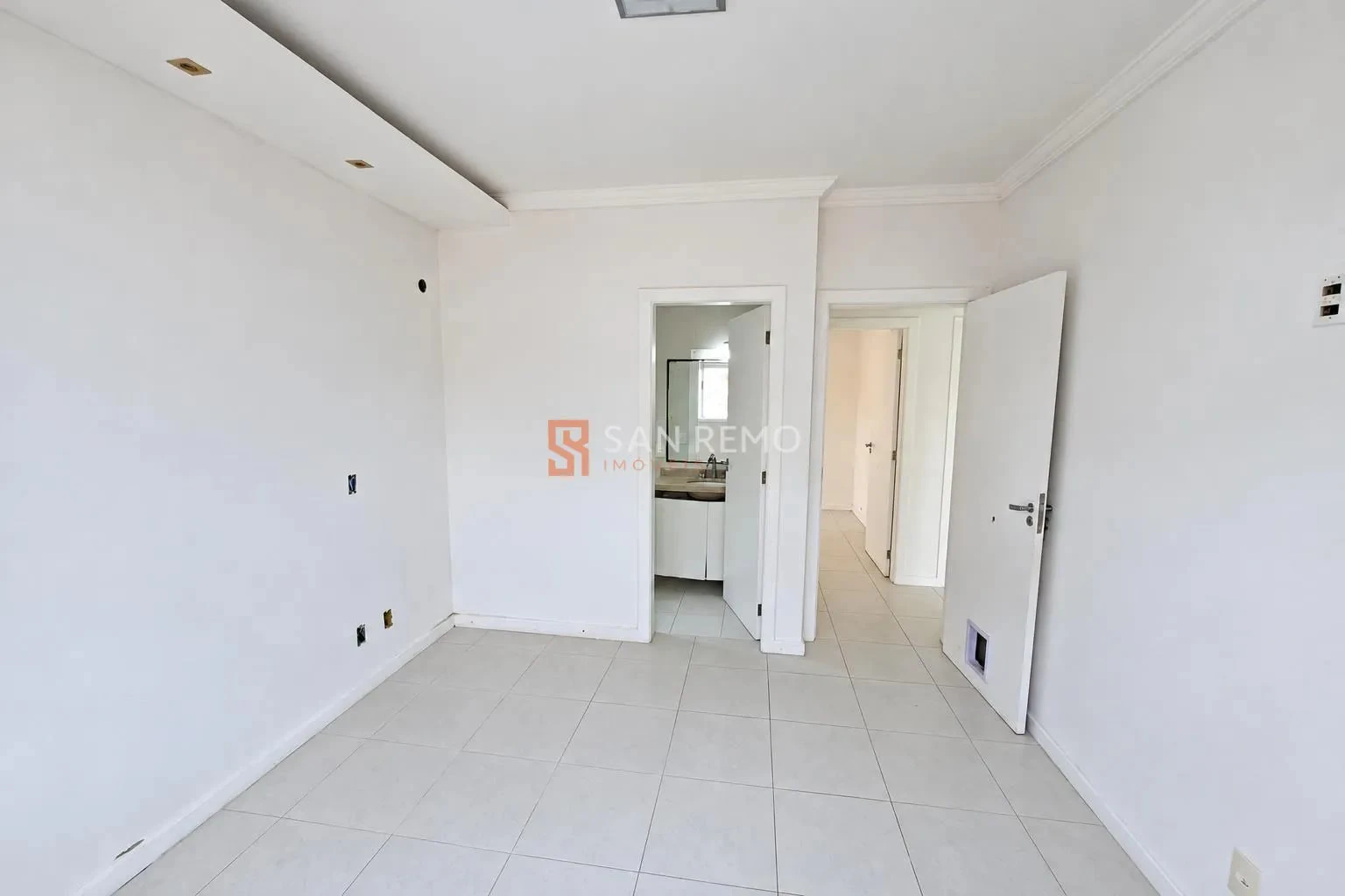 Balcony with a grill in a 3-bedroom apartment, 87 m² — photo 20