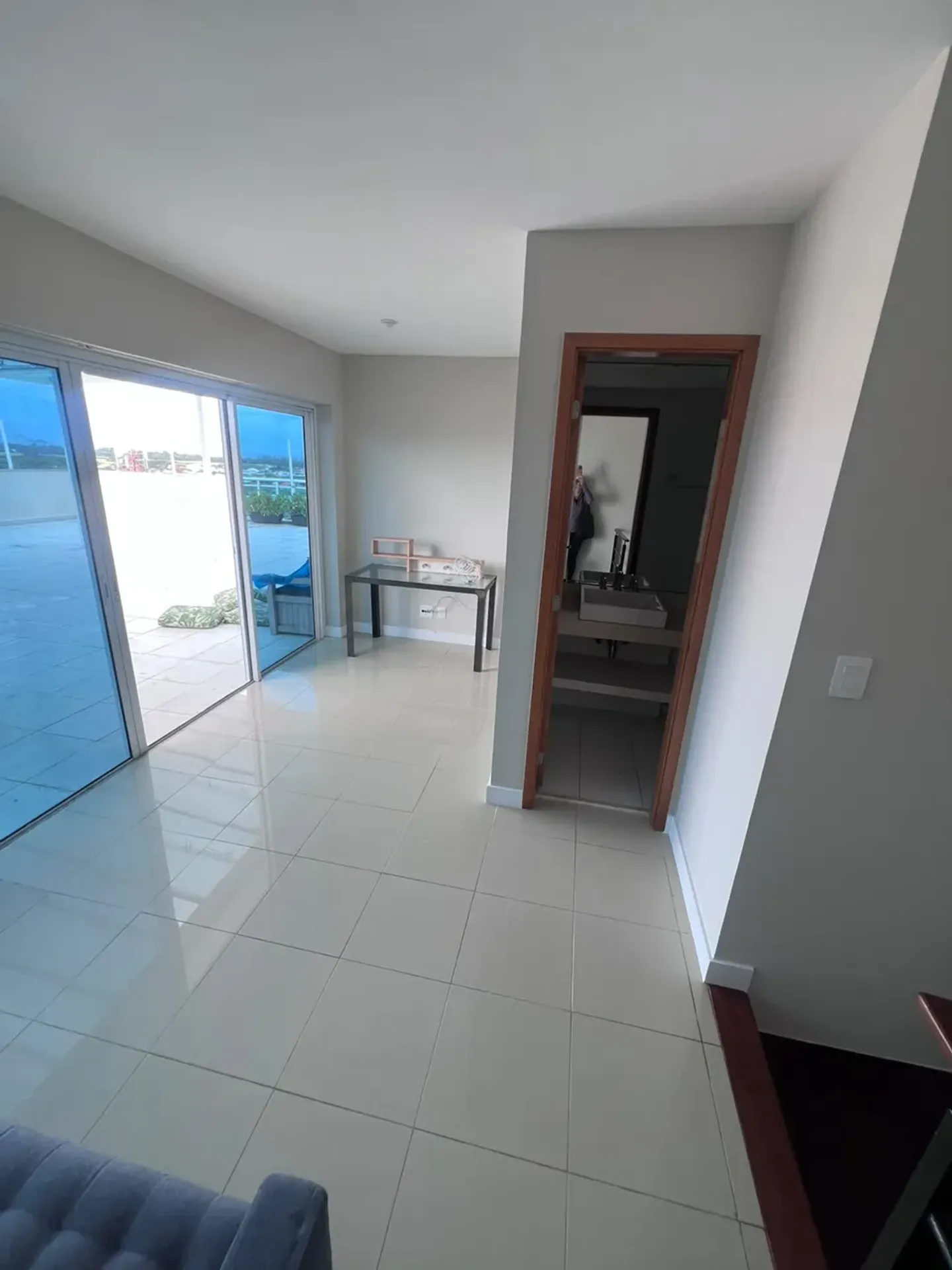 Apartment on the 10th floor with a grill on the balcony — photo 87