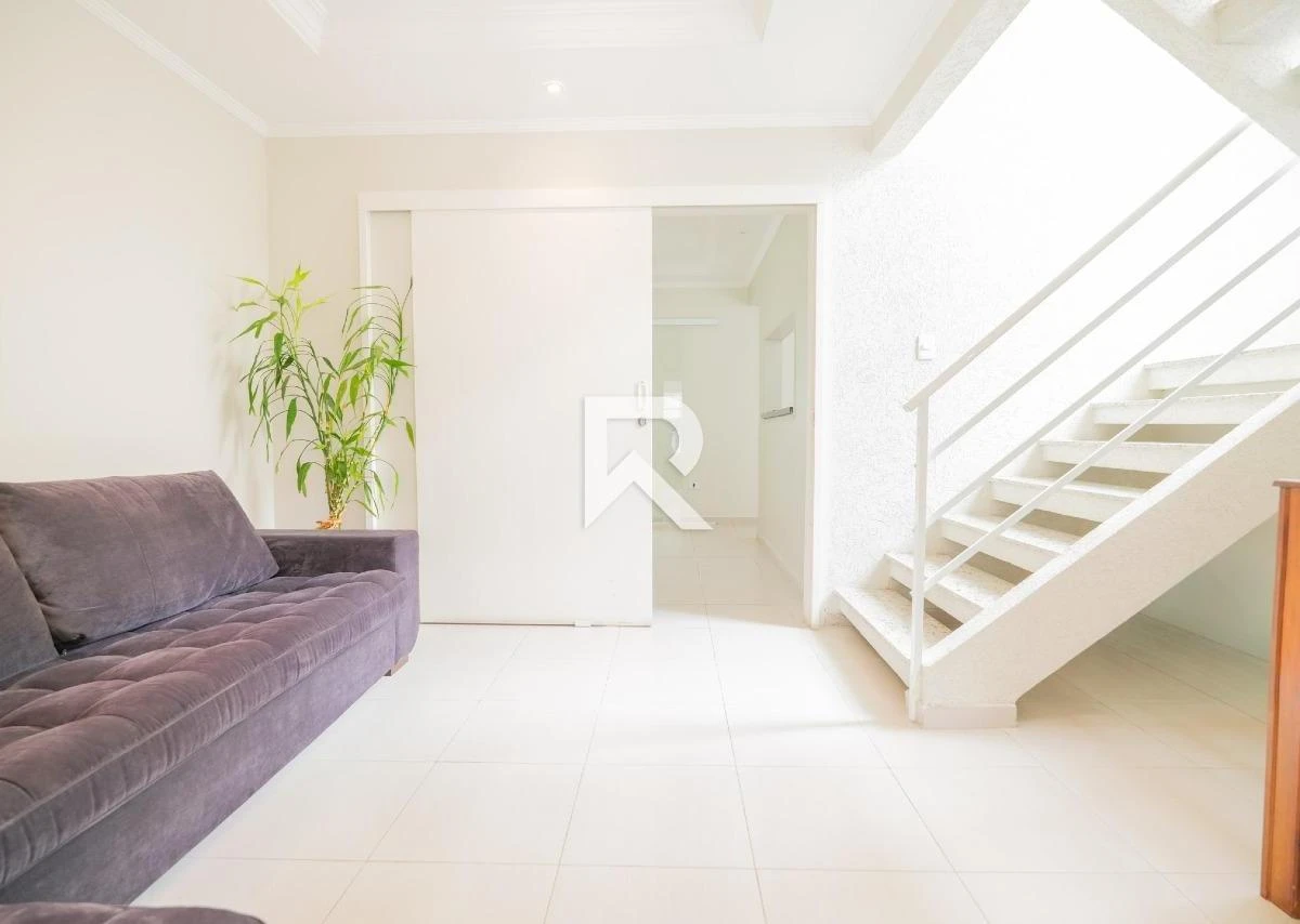 250 m² house with a walk-in closet and a bathtub — photo 18