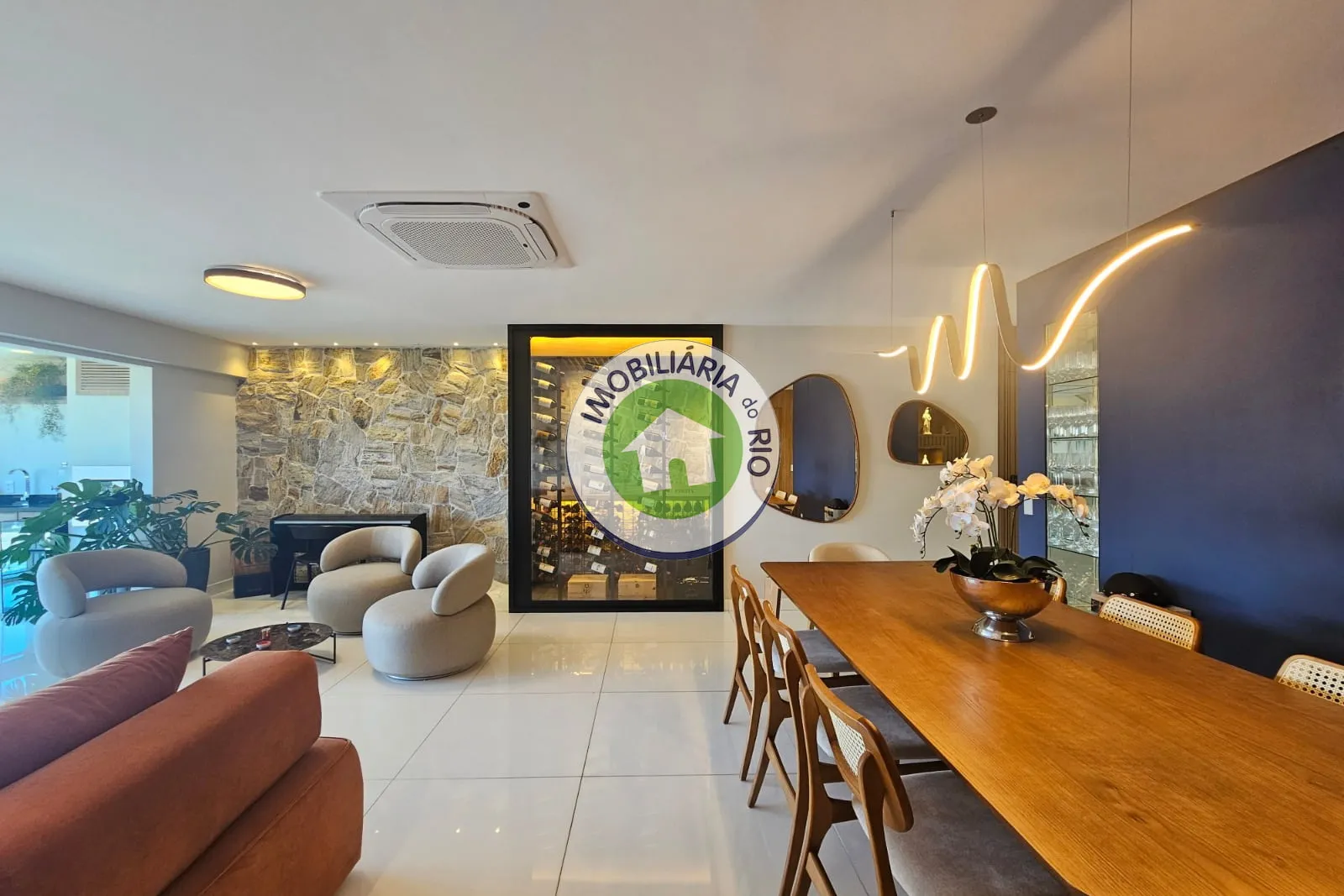 Unfurnished apartment with 4 bedrooms and glass balcony — photo 17