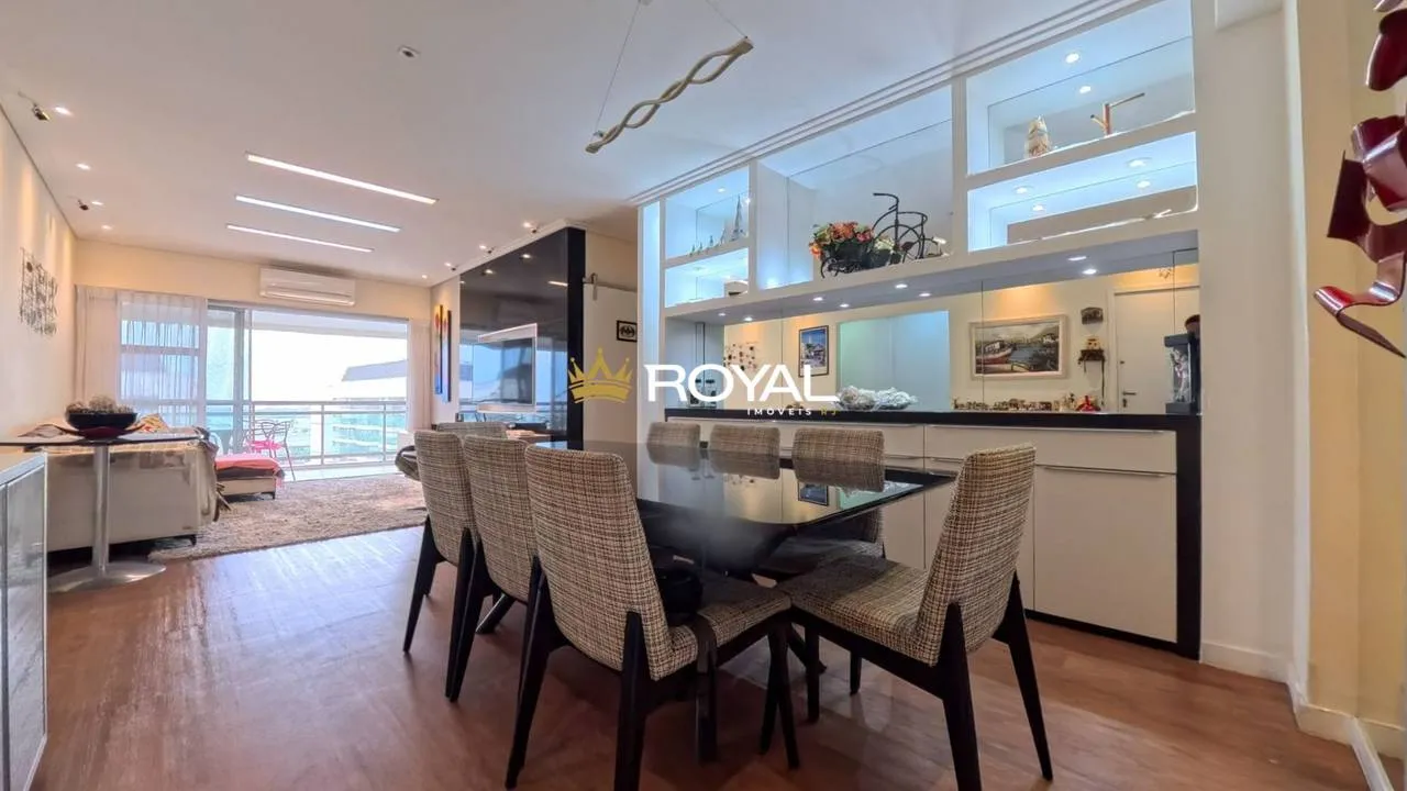 4-bedroom apartment in a building with a pool — photo 13