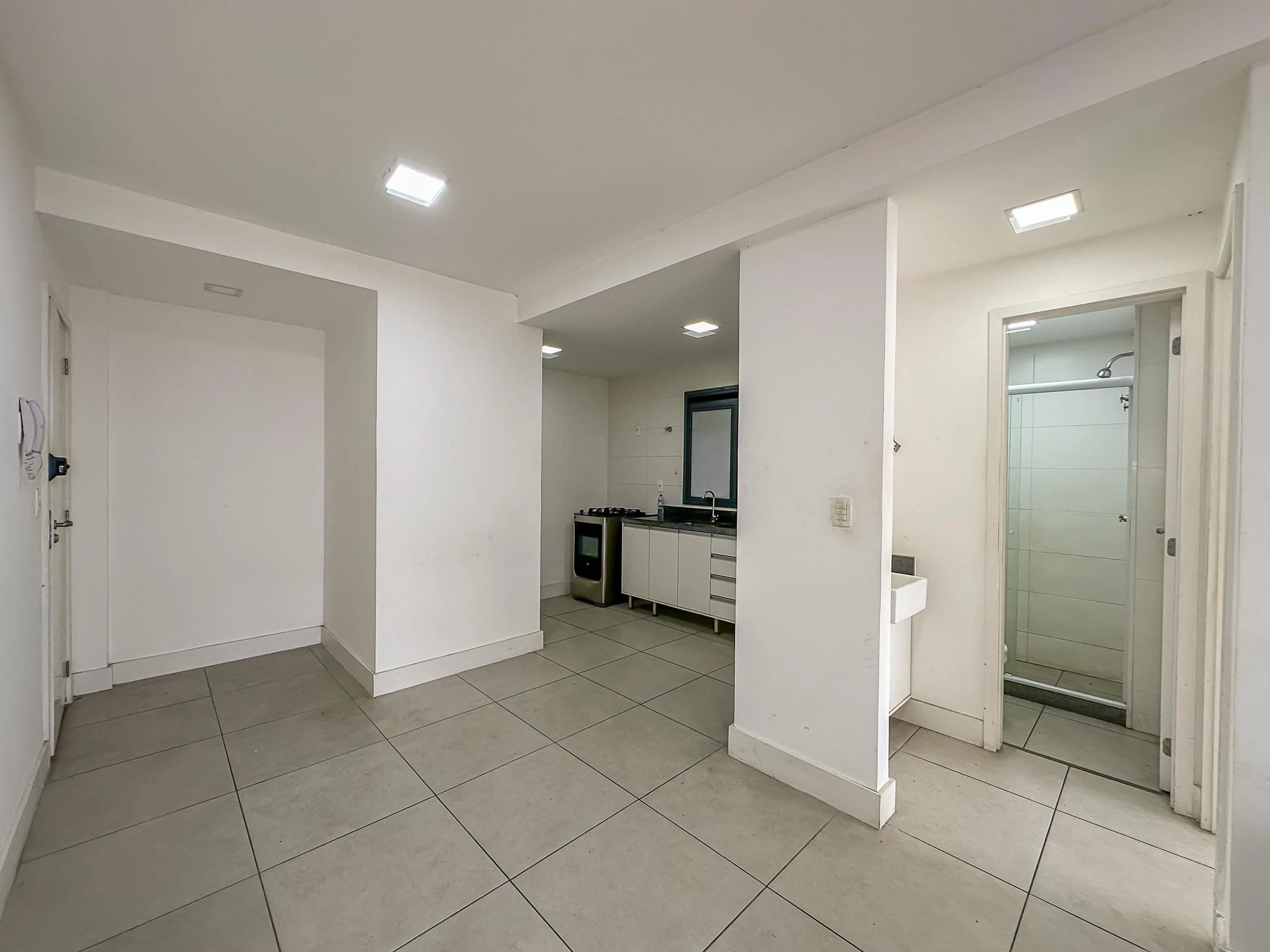 Furnished apartment, 42 m², with a glass-enclosed balcony — photo 3