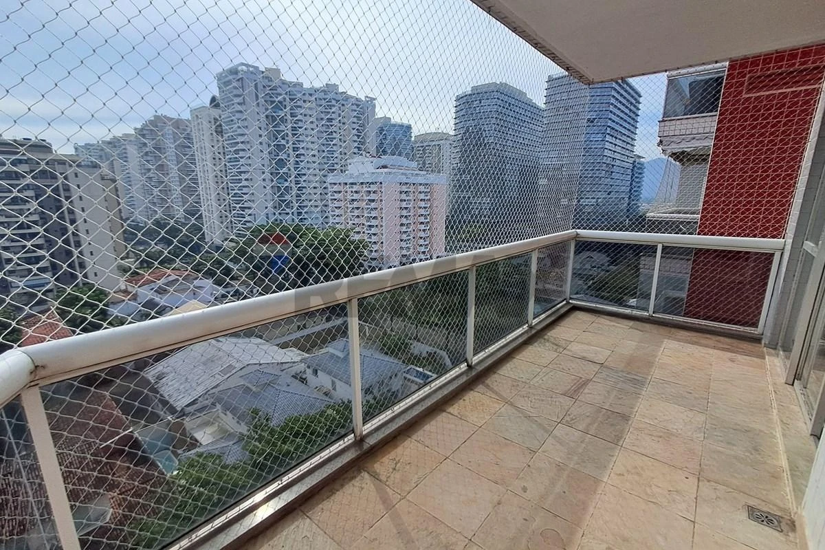 3-bedroom apartment in a building with a sauna