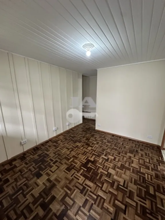 2-bedroom house with wood or laminate floors in Curitiba — photo 7