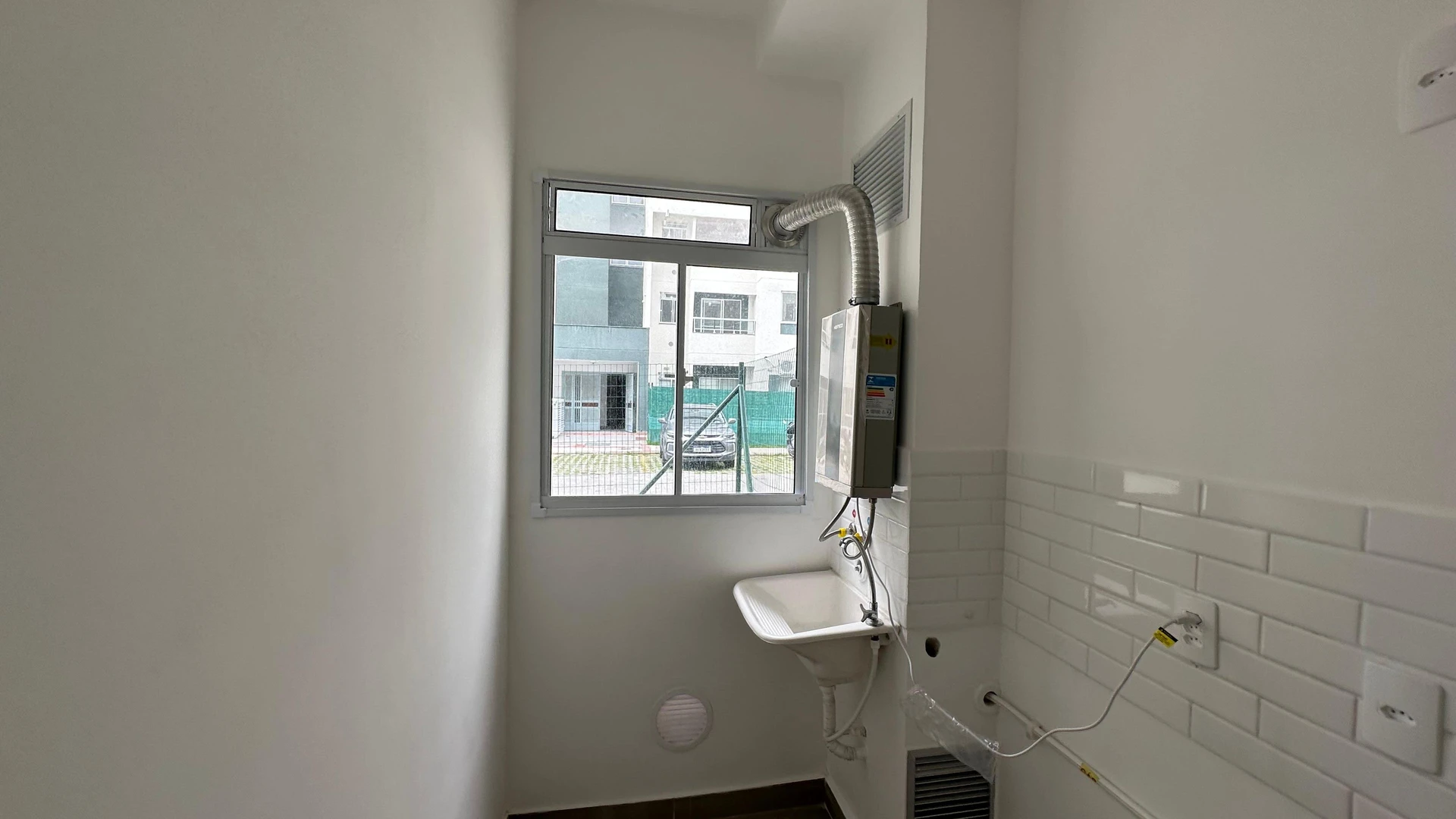 2-bedroom apartment with separate kitchen and pets allowed — photo 12