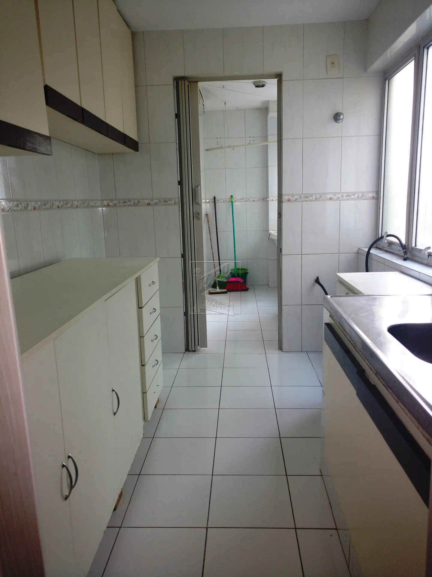 3-bedroom apartment with wood or laminate floors in Curitiba — photo 20