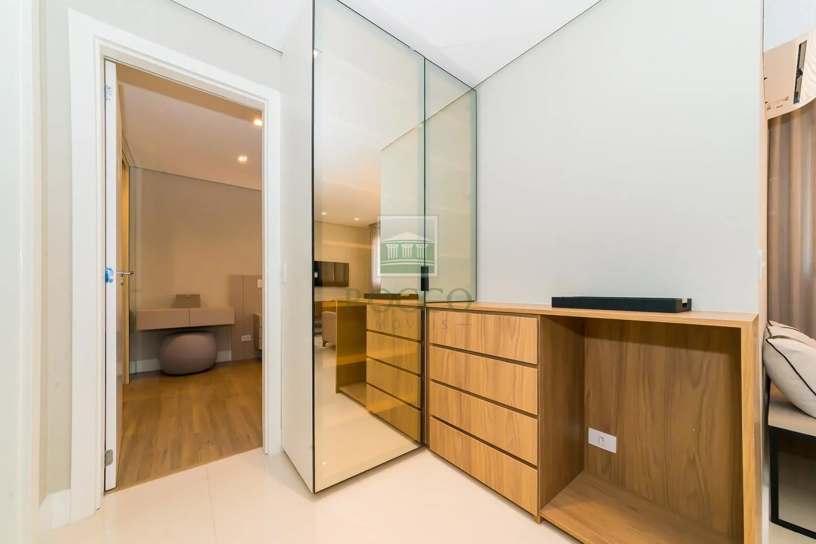 Furnished 1-bedroom apartment with 2 bathrooms — photo 11