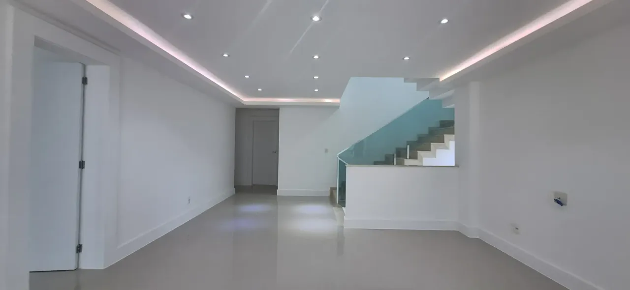 House with 900 m², 5 bedrooms and 4 parking spots — photo 2