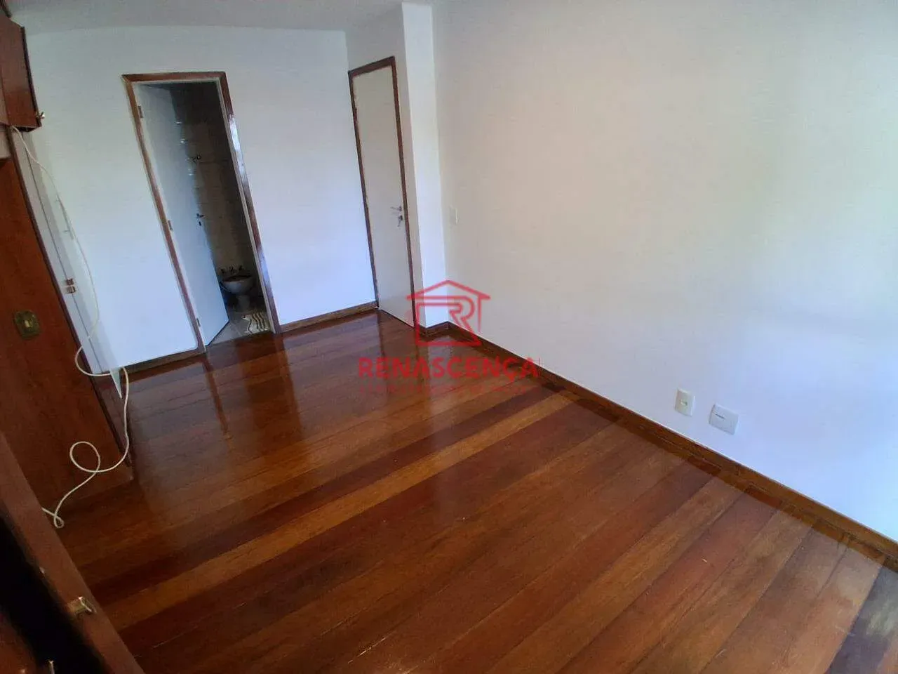 Apartamento sem mobília com 3 quartos, piso de madeira — photo 22