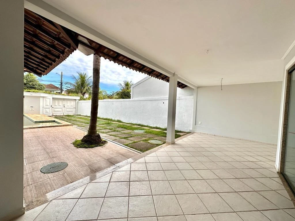 Balcony with a grill in a 4-bedroom house, 267 m²
