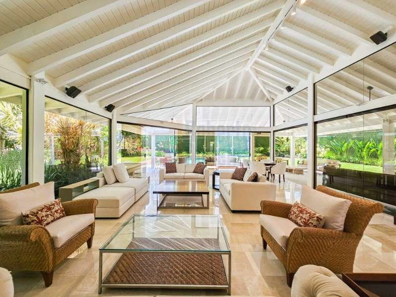 832 m² house with 6 bedrooms and an open-plan kitchen — photo 22