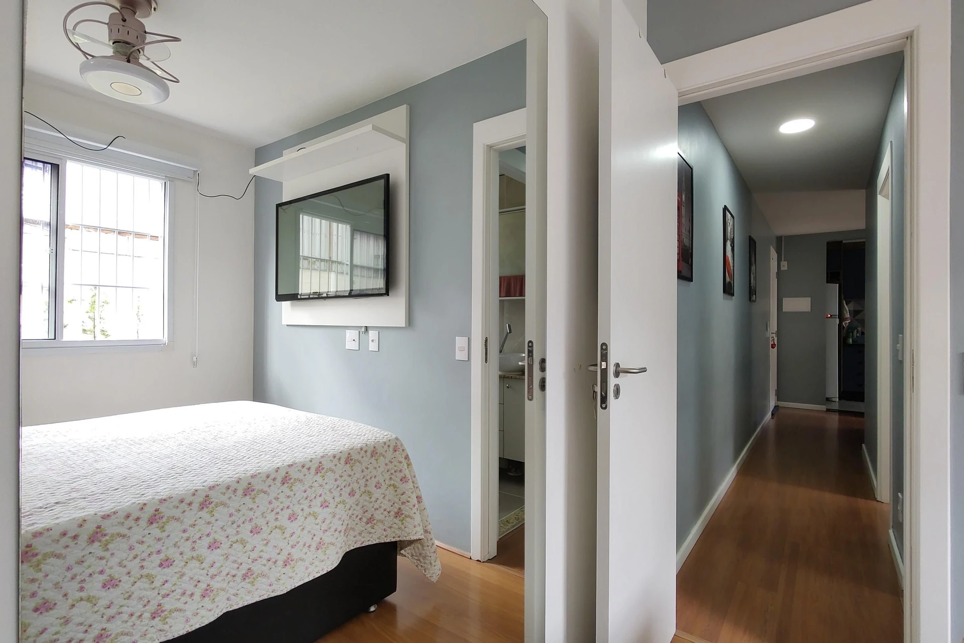 2-bedroom apartment with a glass-enclosed balcony — photo 49