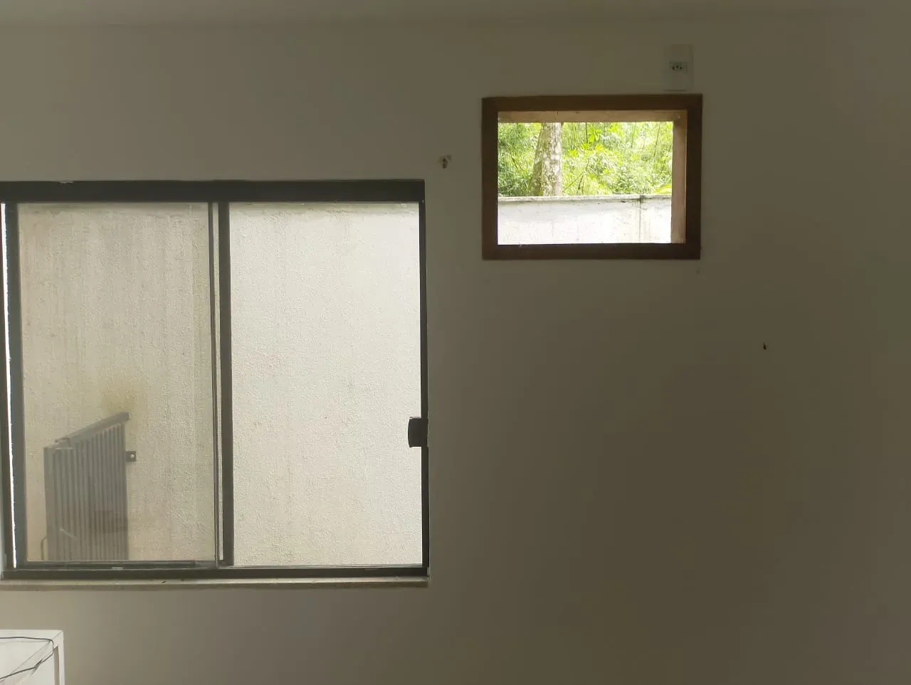 Balcony with a grill in a 3-bedroom house, 75 m² — photo 10