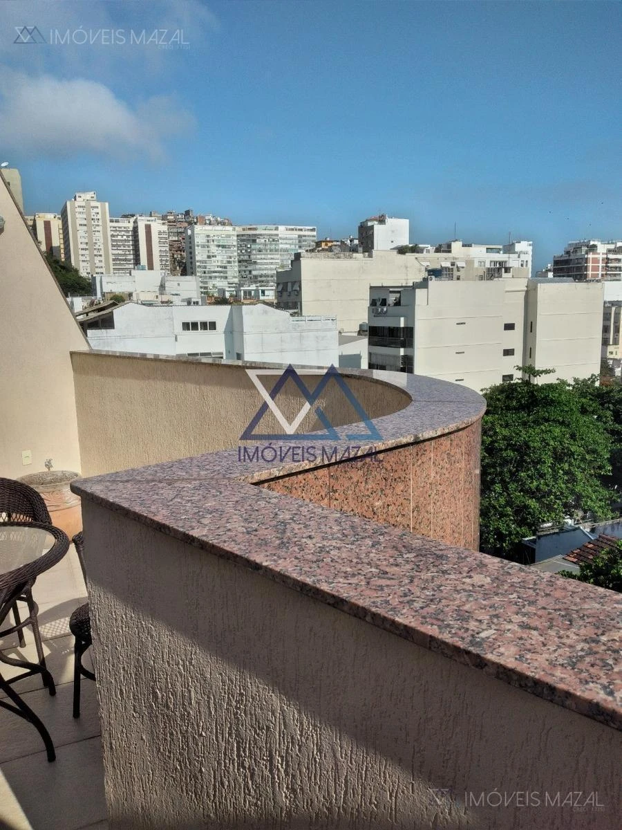 Glass-enclosed balcony in a one-bedroom apartment, 102 m² — photo 45