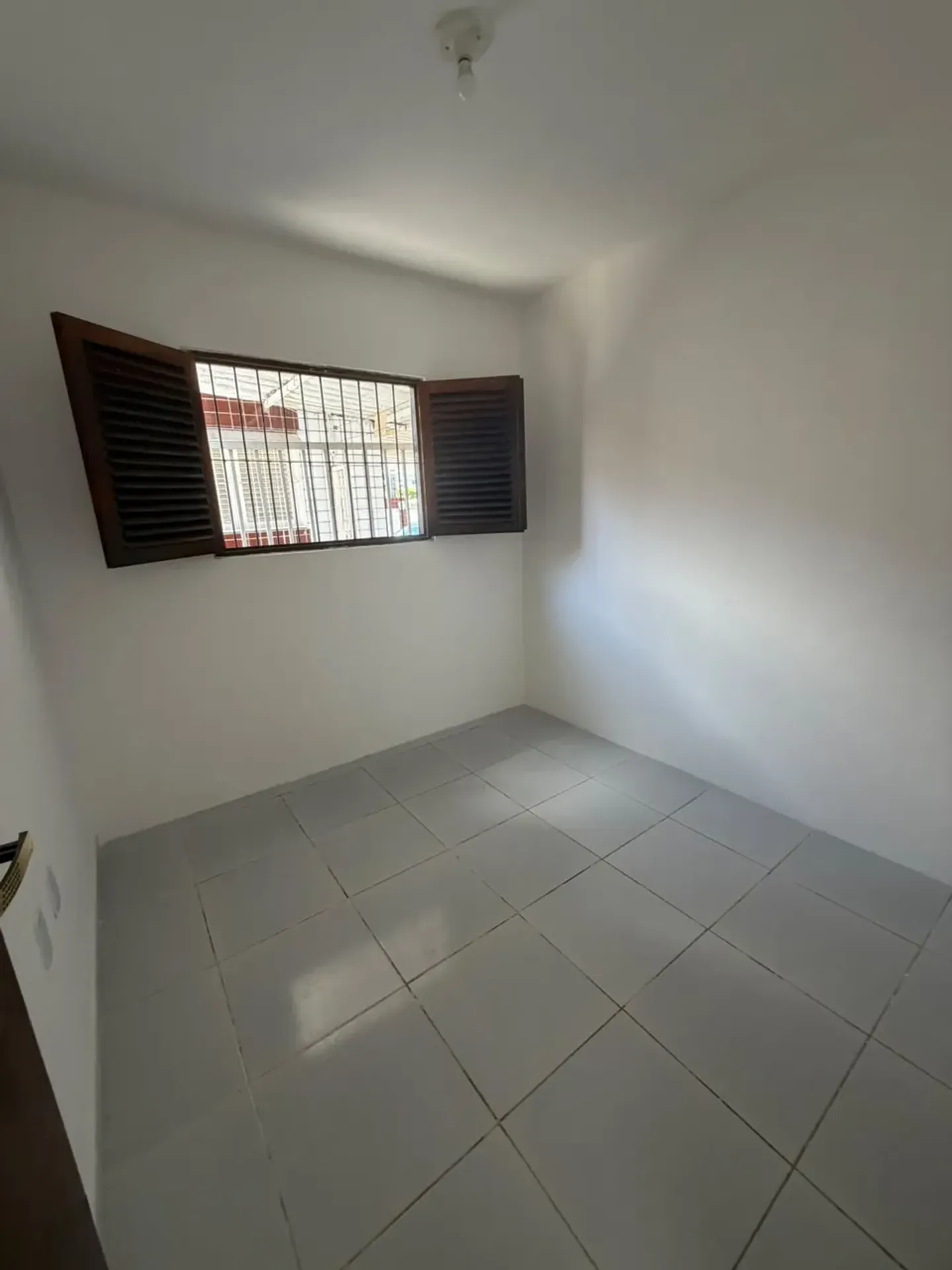 Rental house with 2 bedrooms and a glass shower enclosure — photo 10