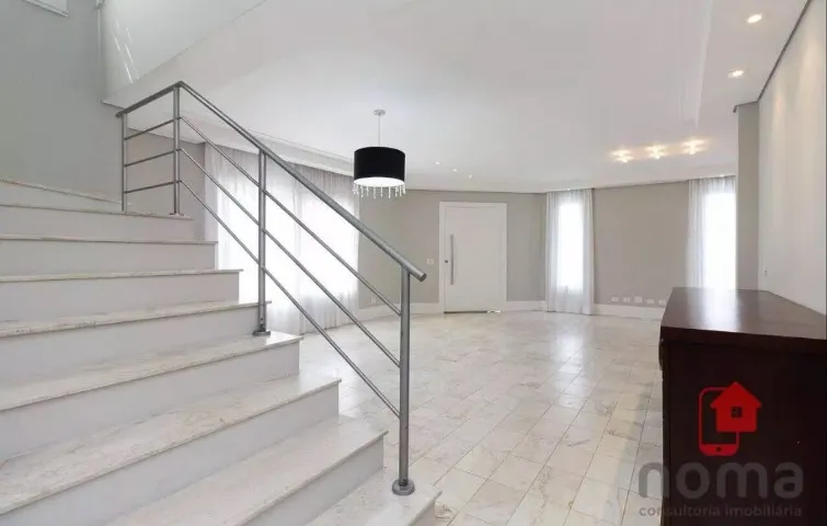 4-bedroom house with a bathtub in Curitiba