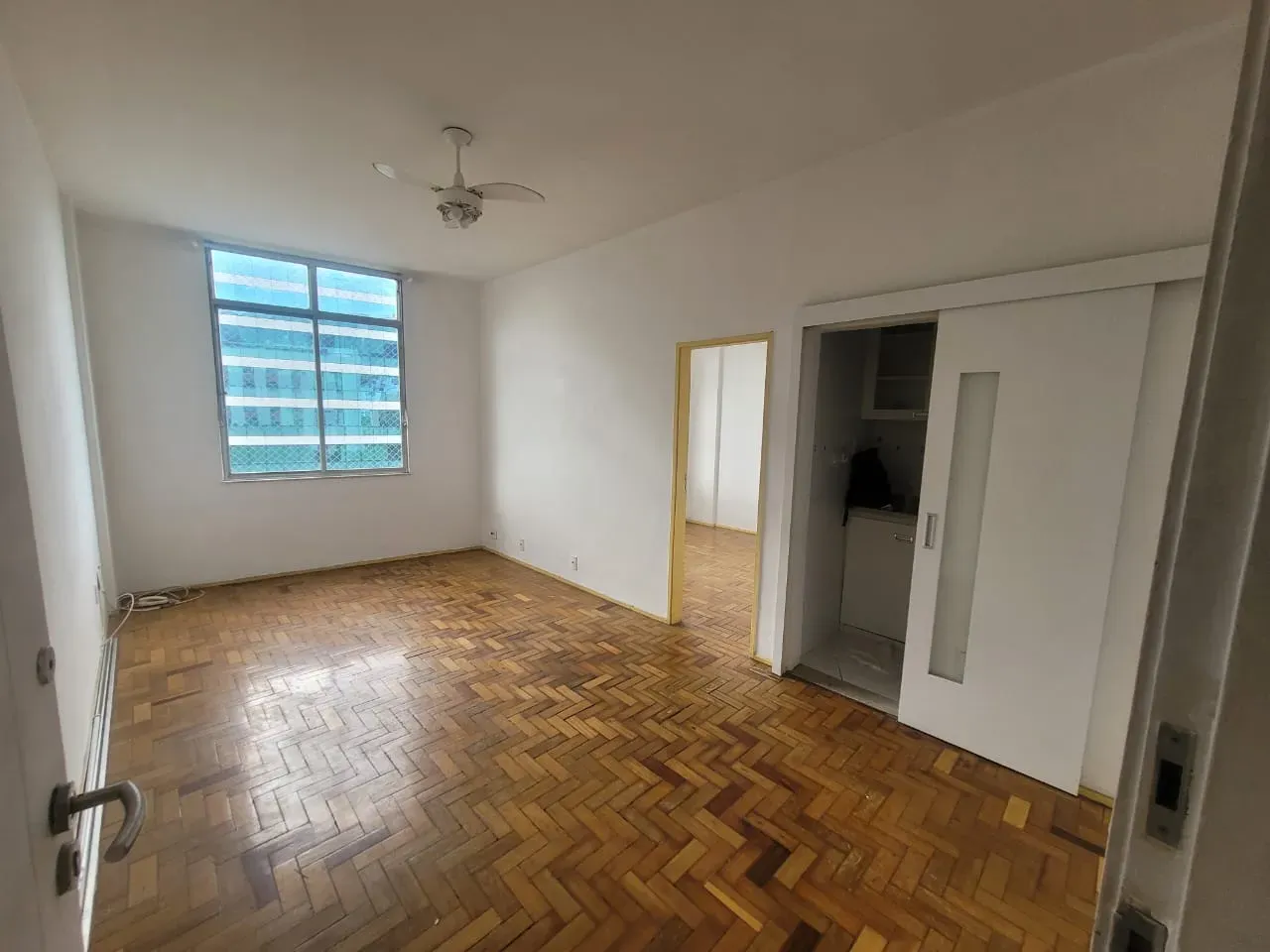Apartment, 32 m², with wood or laminate floors — photo 4