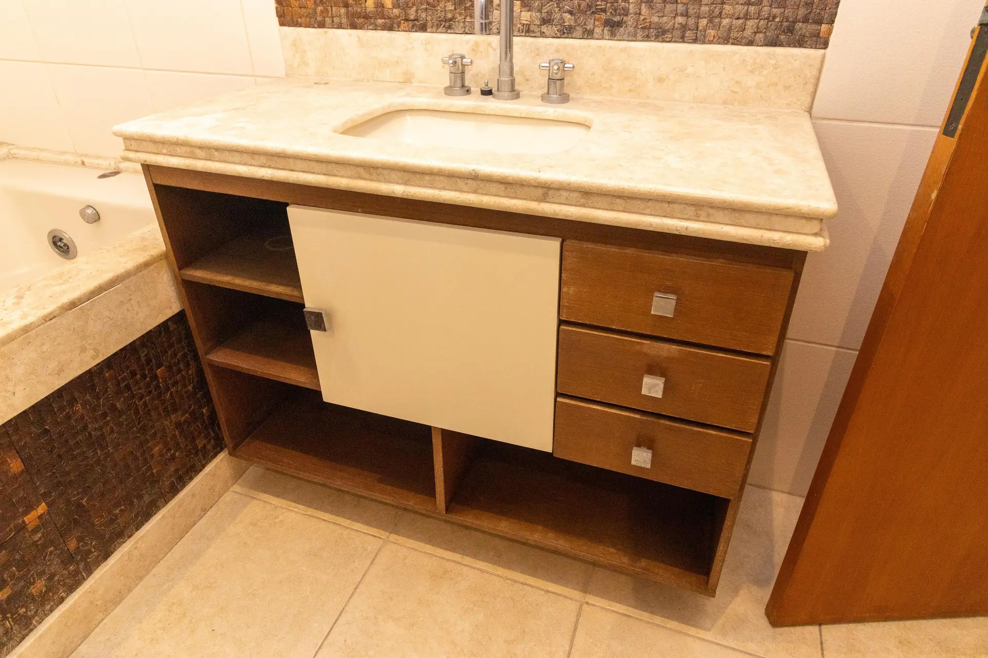 4-bedroom apartment with 2 en-suite bathrooms and garden — photo 48