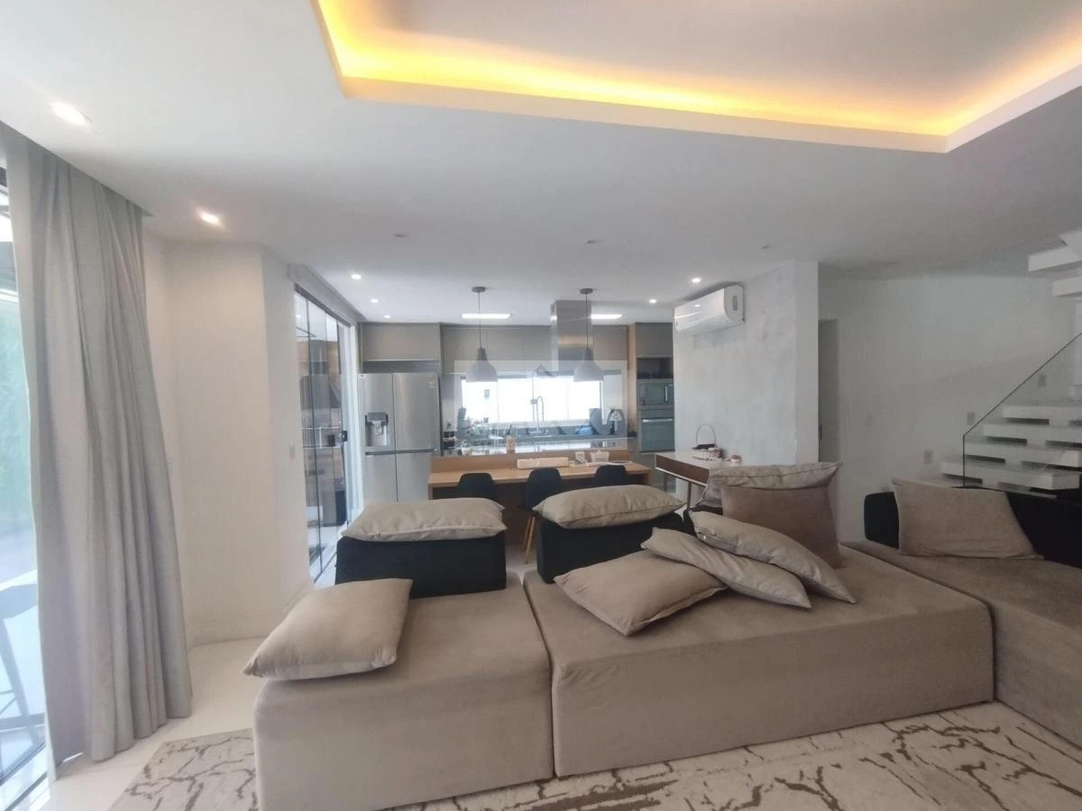 290 m² house with 3 en-suite bedrooms and glass balcony — photo 5