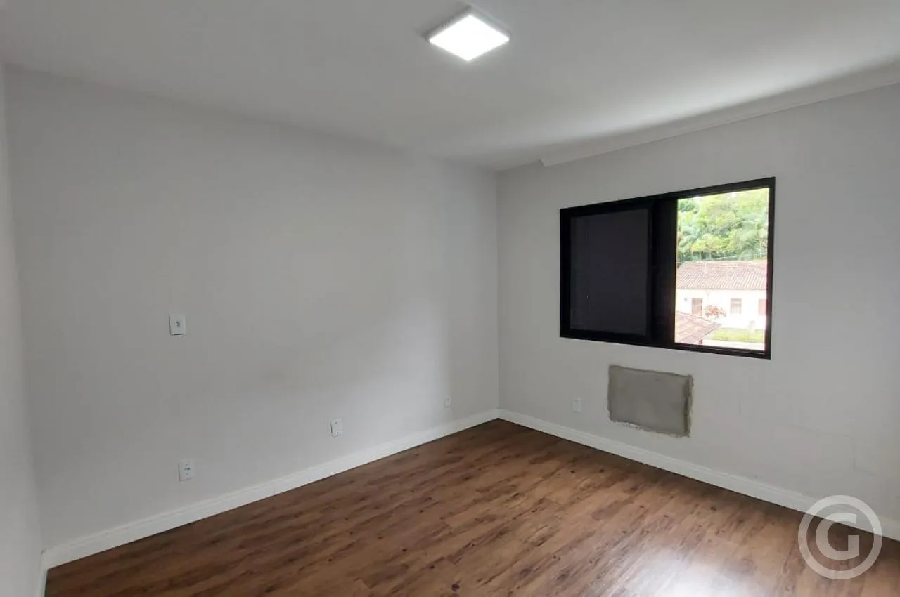 2-bedroom apartment with a glass-enclosed balcony — photo 4
