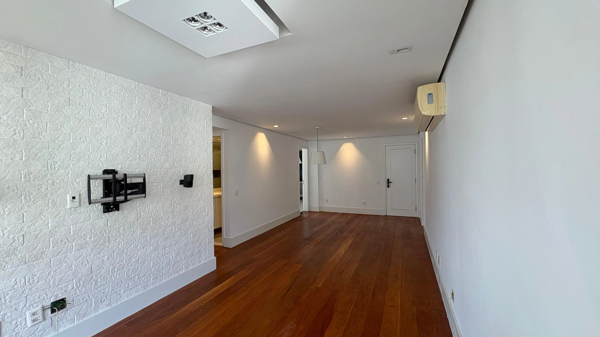 3-bedroom apartment with a glass-enclosed balcony — photo 13