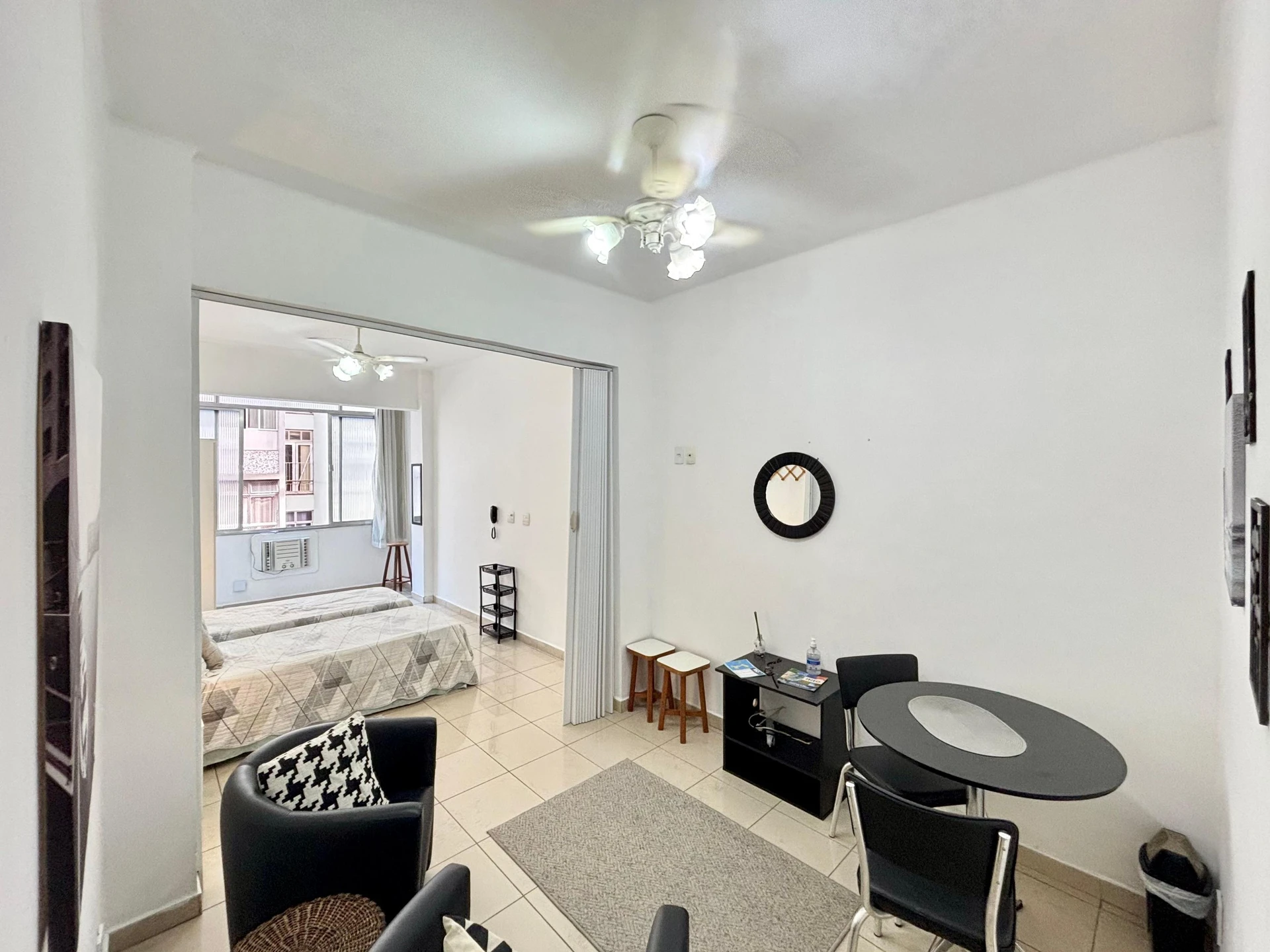One-bedroom apartment with a washing machine