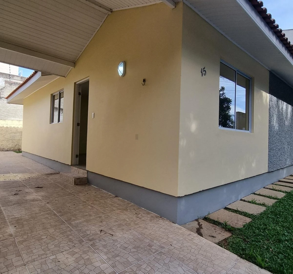 3-bedroom house with wood or laminate floors — photo 3
