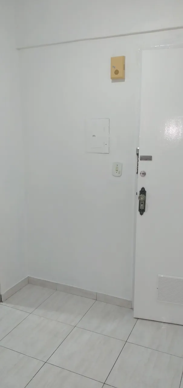 Unfurnished 1-bedroom apartment with elevator and glass shower — photo 19