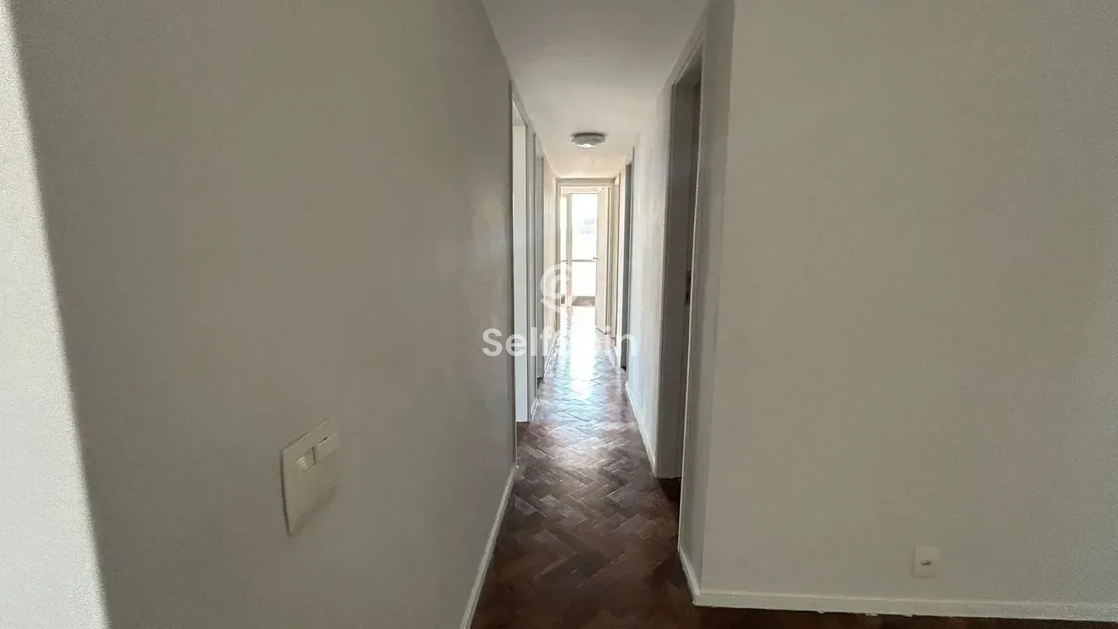 Wood or laminate floors in a 4-bedroom apartment, 114 m² — photo 22