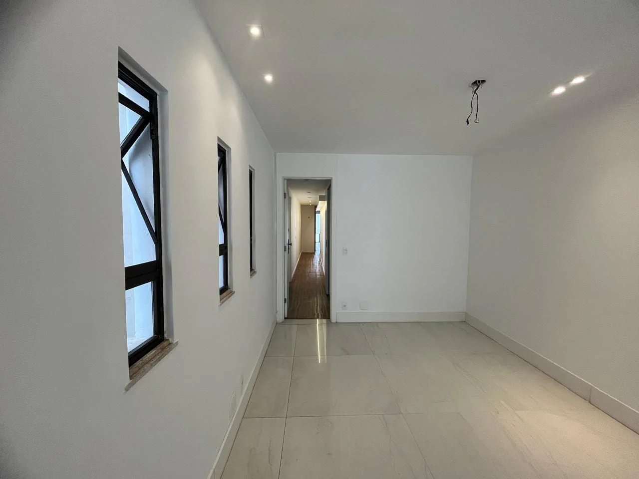 Glass-enclosed balcony in a 3-bedroom apartment, 160 m² — photo 7