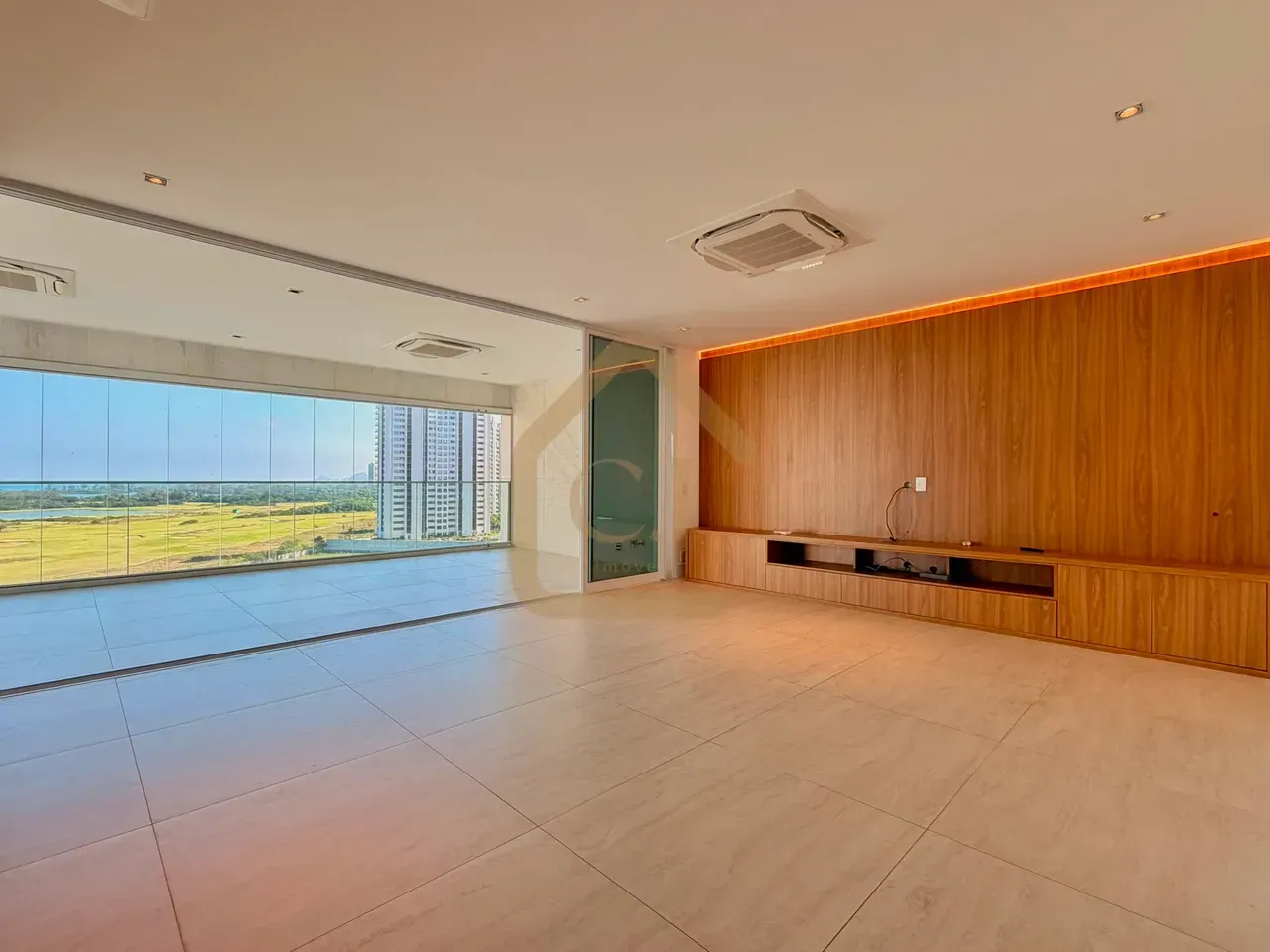 Unfurnished 3-bedroom apartment with 5 bathrooms and balcony — photo 4