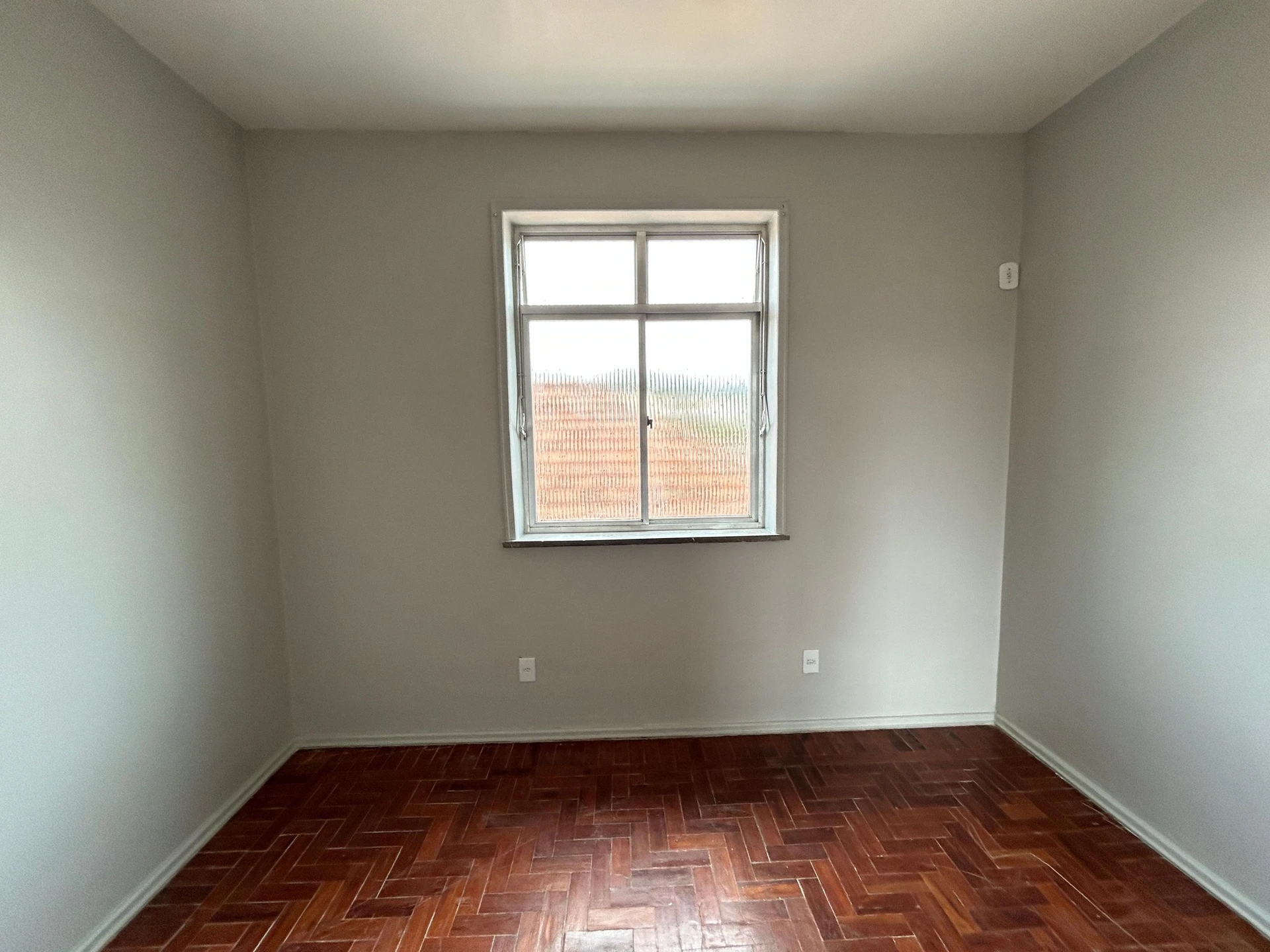 Casa de 2 quartos com piso de madeira ou laminado — photo 7