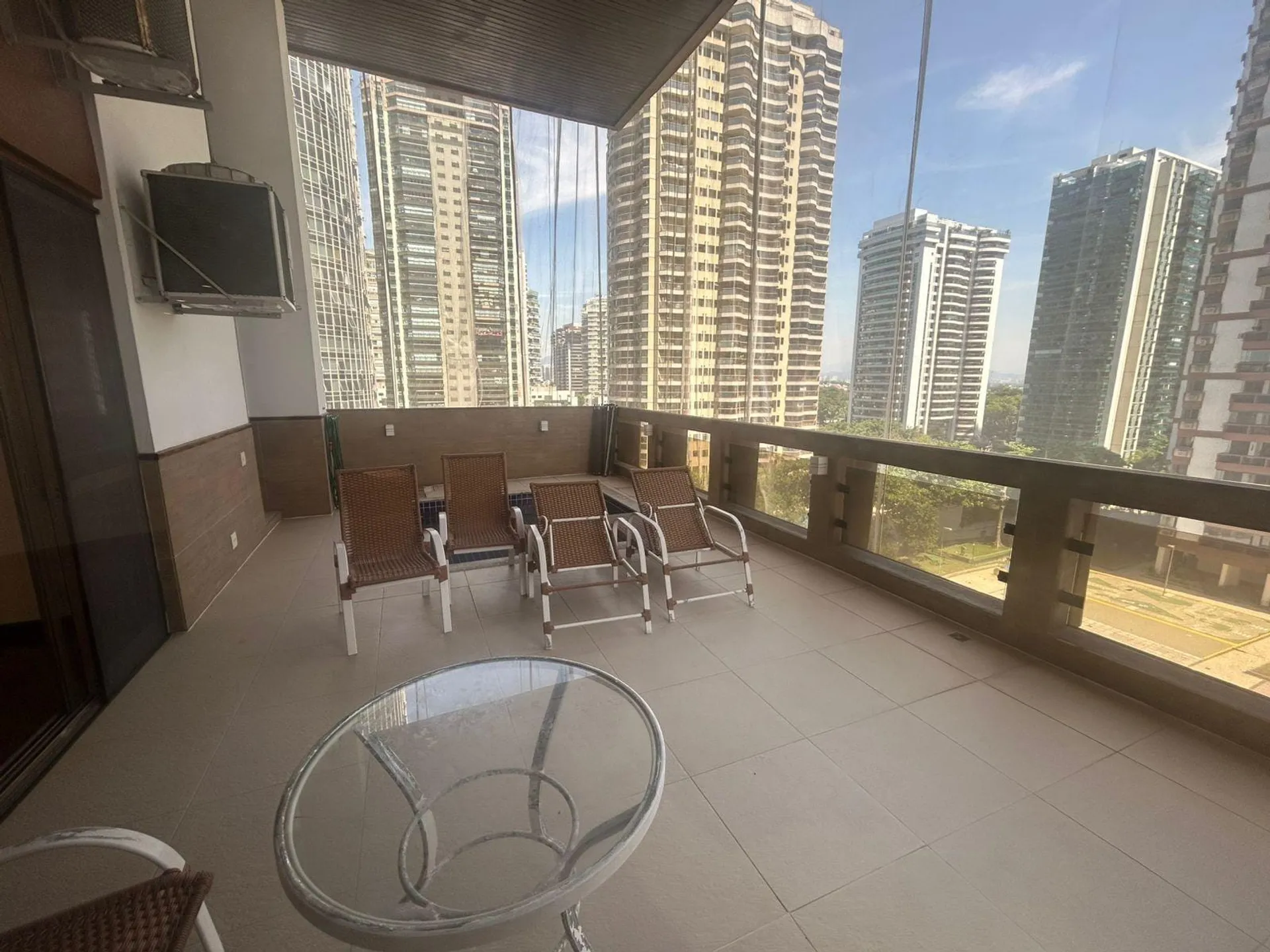 Apartment with 4 bedrooms and an enclosed balcony — photo 9