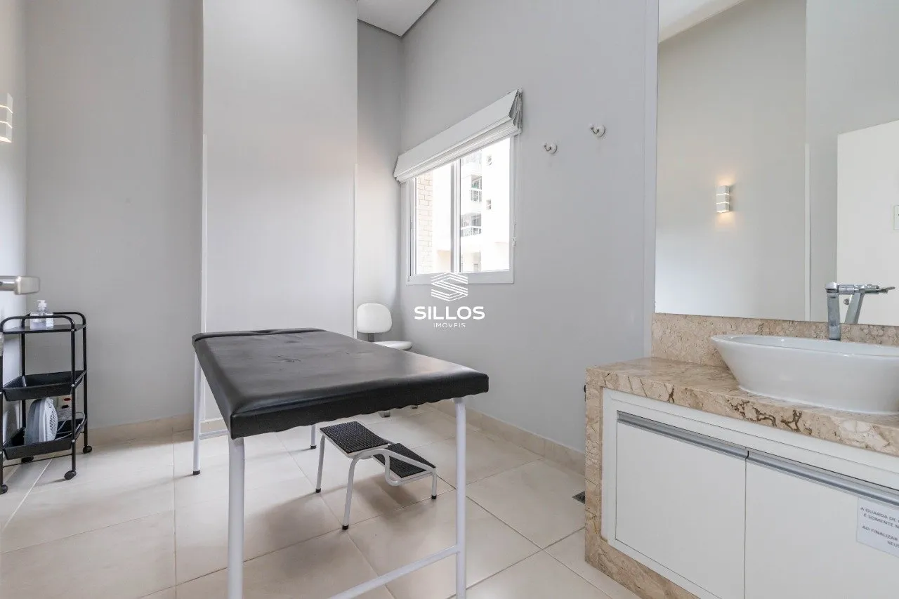 3-bedroom apartment with a bathtub in Curitiba — photo 45