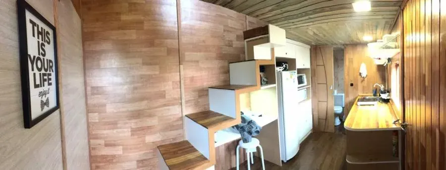 Furnished 25 m² house with 1 bedroom and glass shower — photo 4