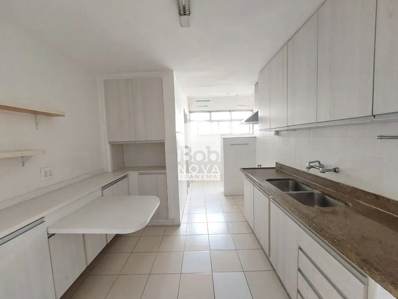 Unfurnished 161 m² apartment with a closed kitchen — photo 32