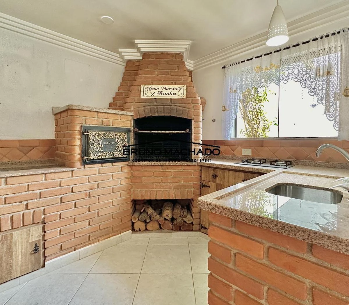 3-bedroom house with a walk-in closet in Curitiba — photo 26