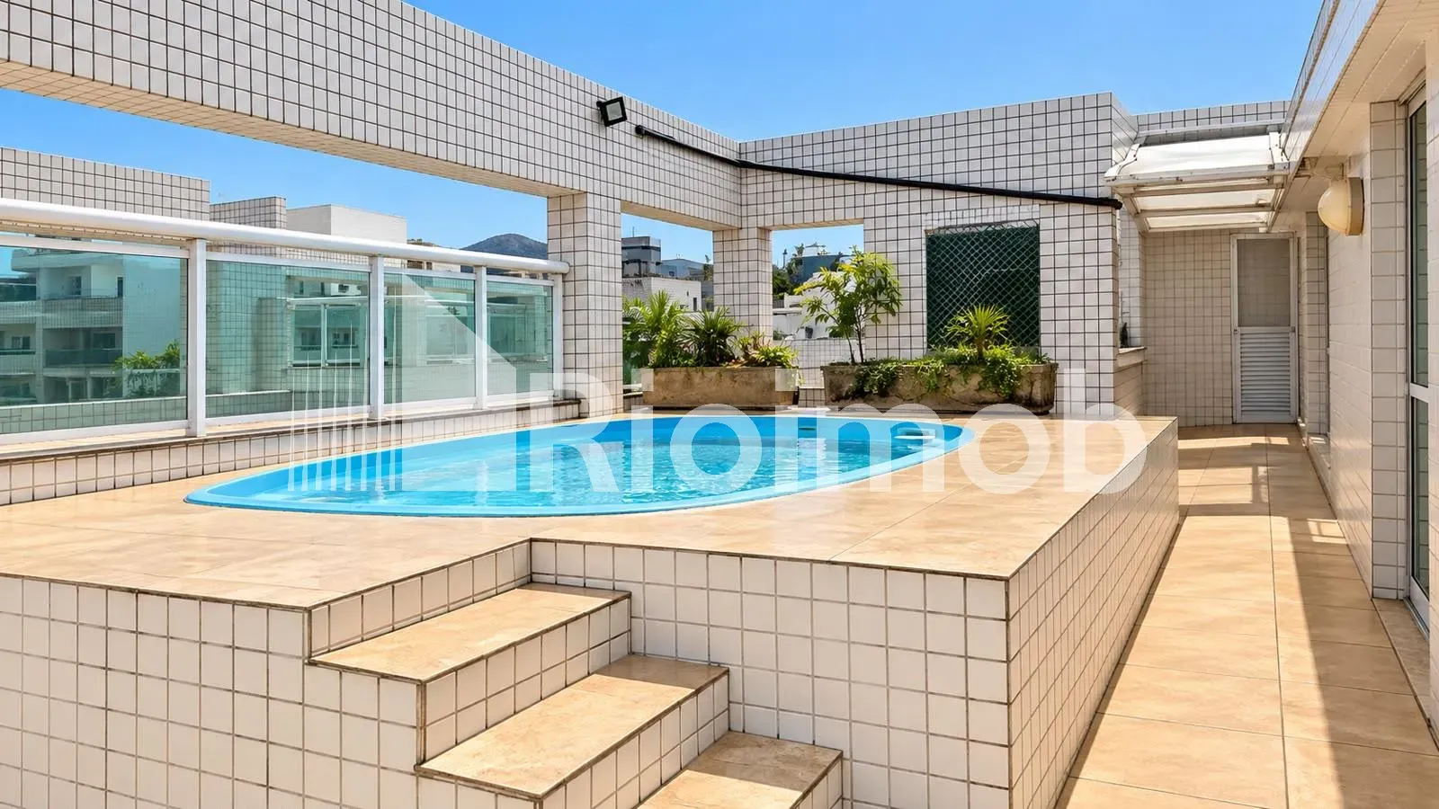 Balcony with a grill in a 3-bedroom apartment, 183 m² — photo 3
