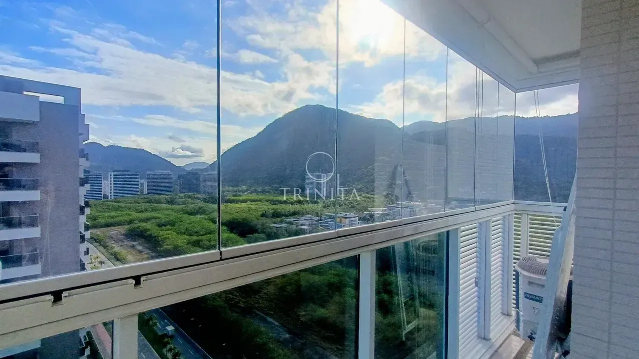 2-suite apartment with enclosed balcony and open-plan kitchen — photo 17